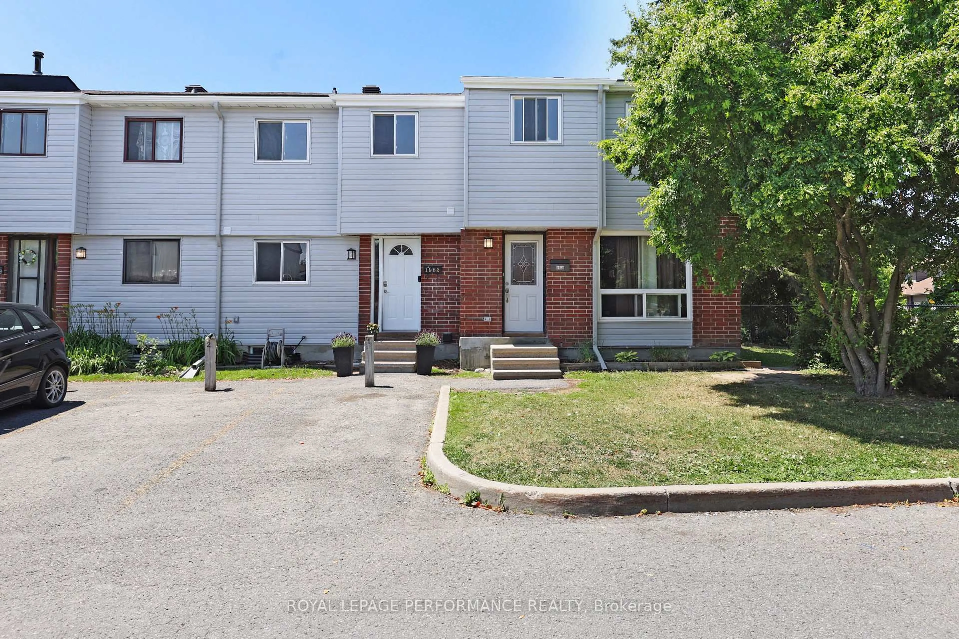 A pic from outside/outdoor area/front of a property/back of a property/a pic from drone, street for 1962 Kelden Cres, Ottawa Ontario K1B 4X9