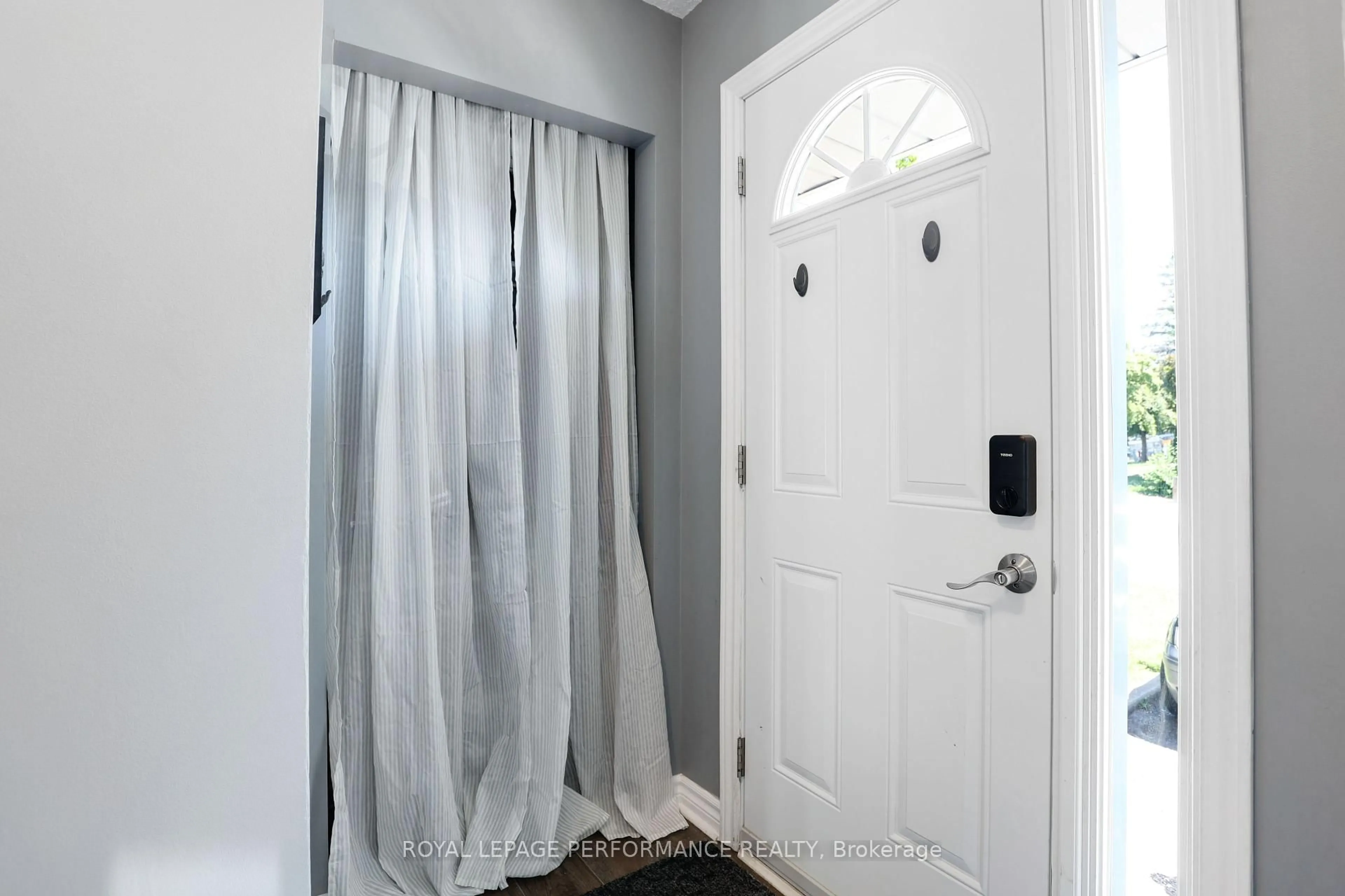 Indoor entryway for 1962 Kelden Cres, Ottawa Ontario K1B 4X9