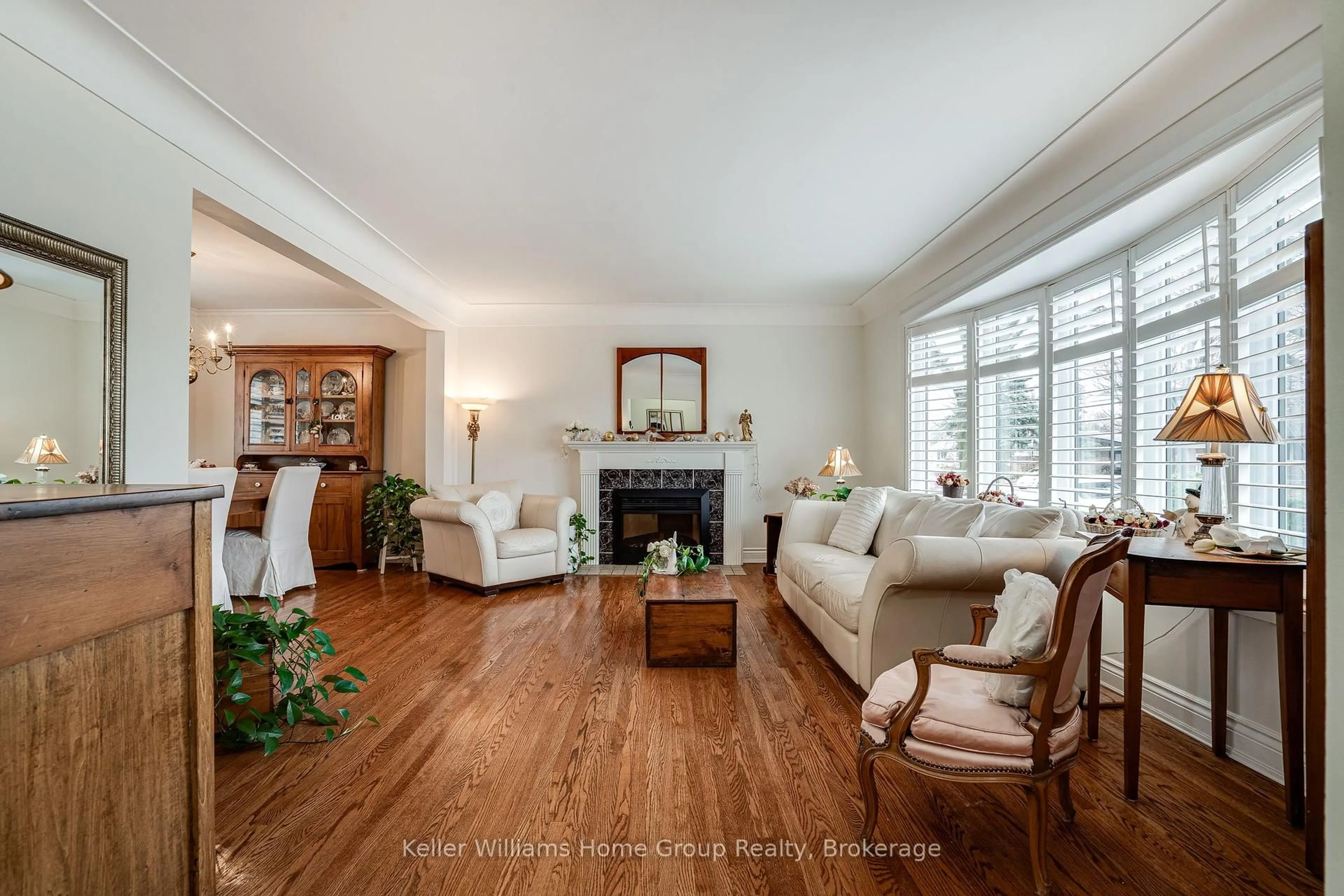 Living room with furniture, wood/laminate floor for 50 Edgewood Ave, Hamilton Ontario L8T 1K1
