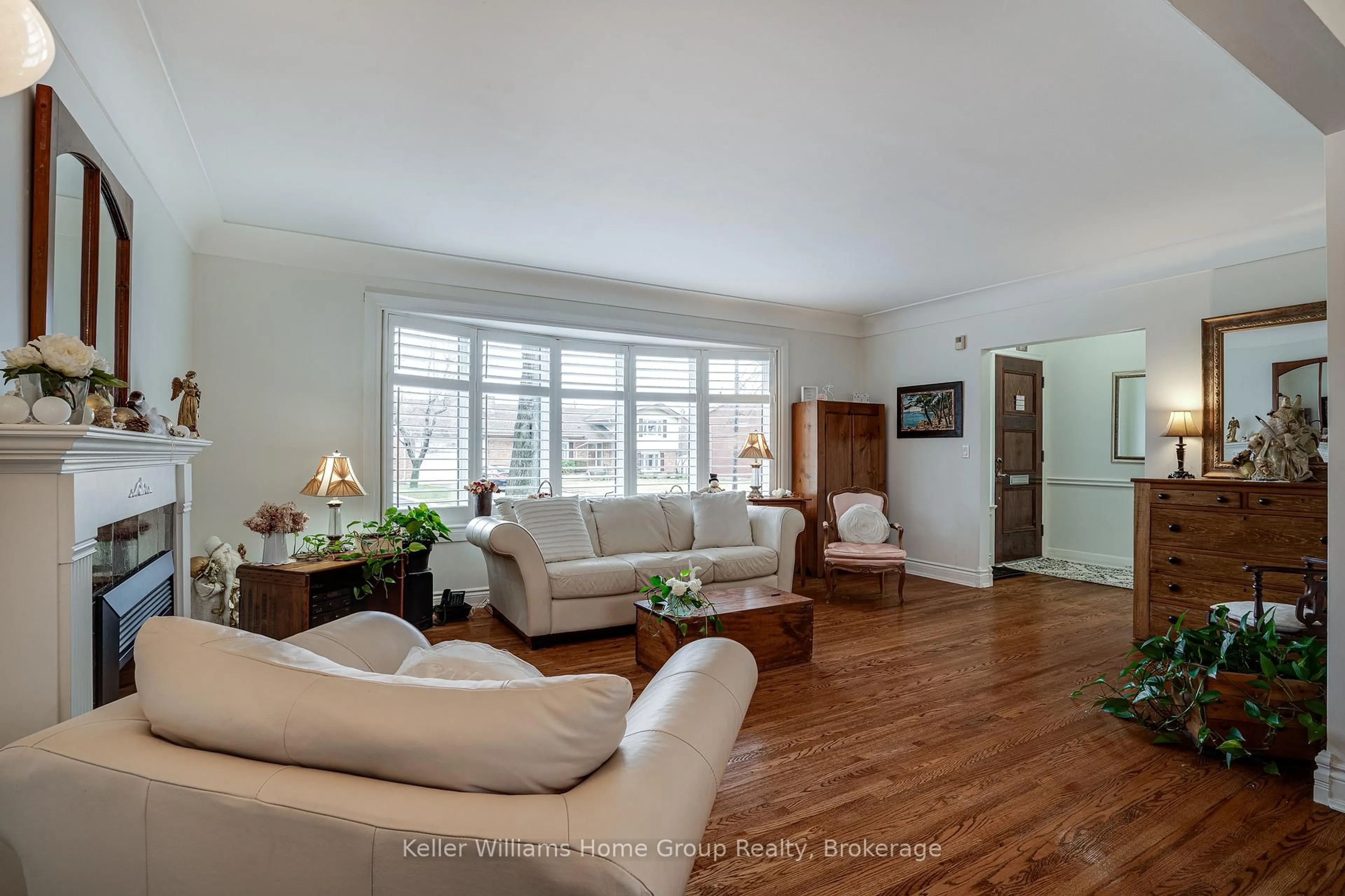 Living room with furniture, unknown for 50 Edgewood Ave, Hamilton Ontario L8T 1K1