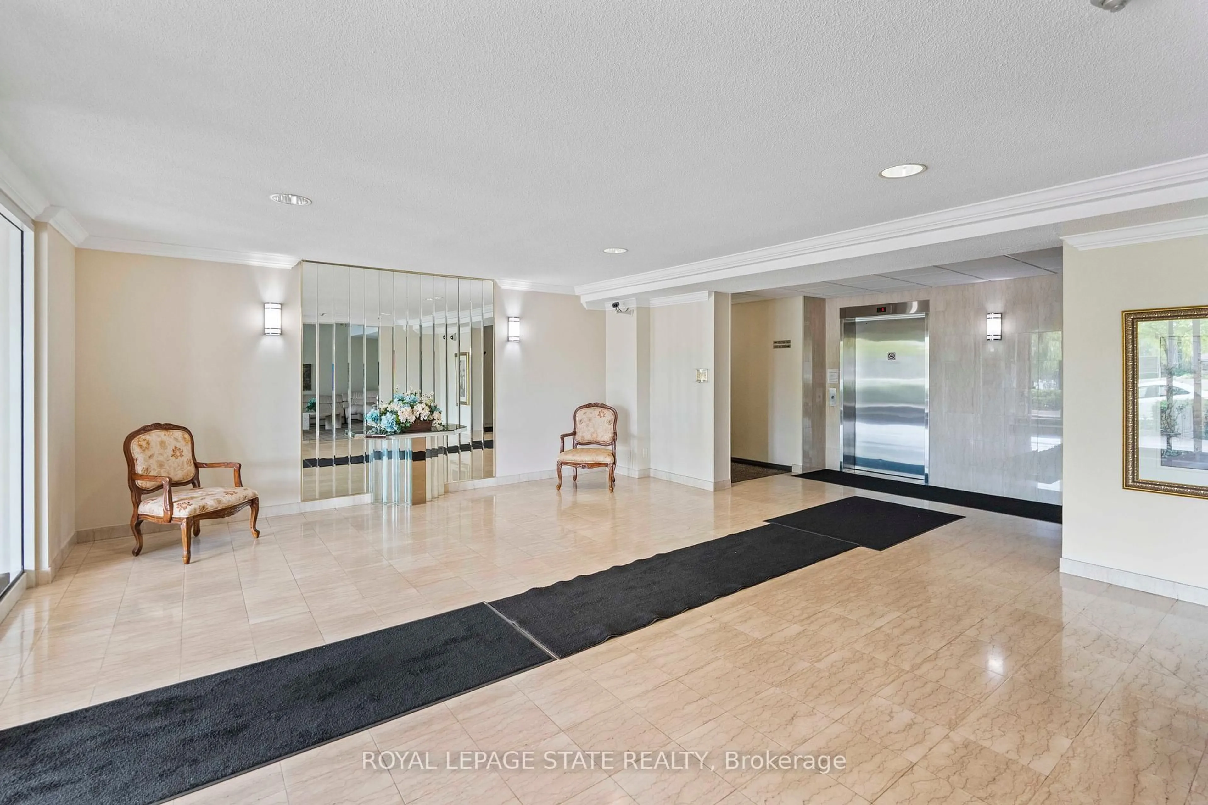 Indoor foyer for 416 Limeridge Rd #203, Hamilton Ontario L9A 2S7