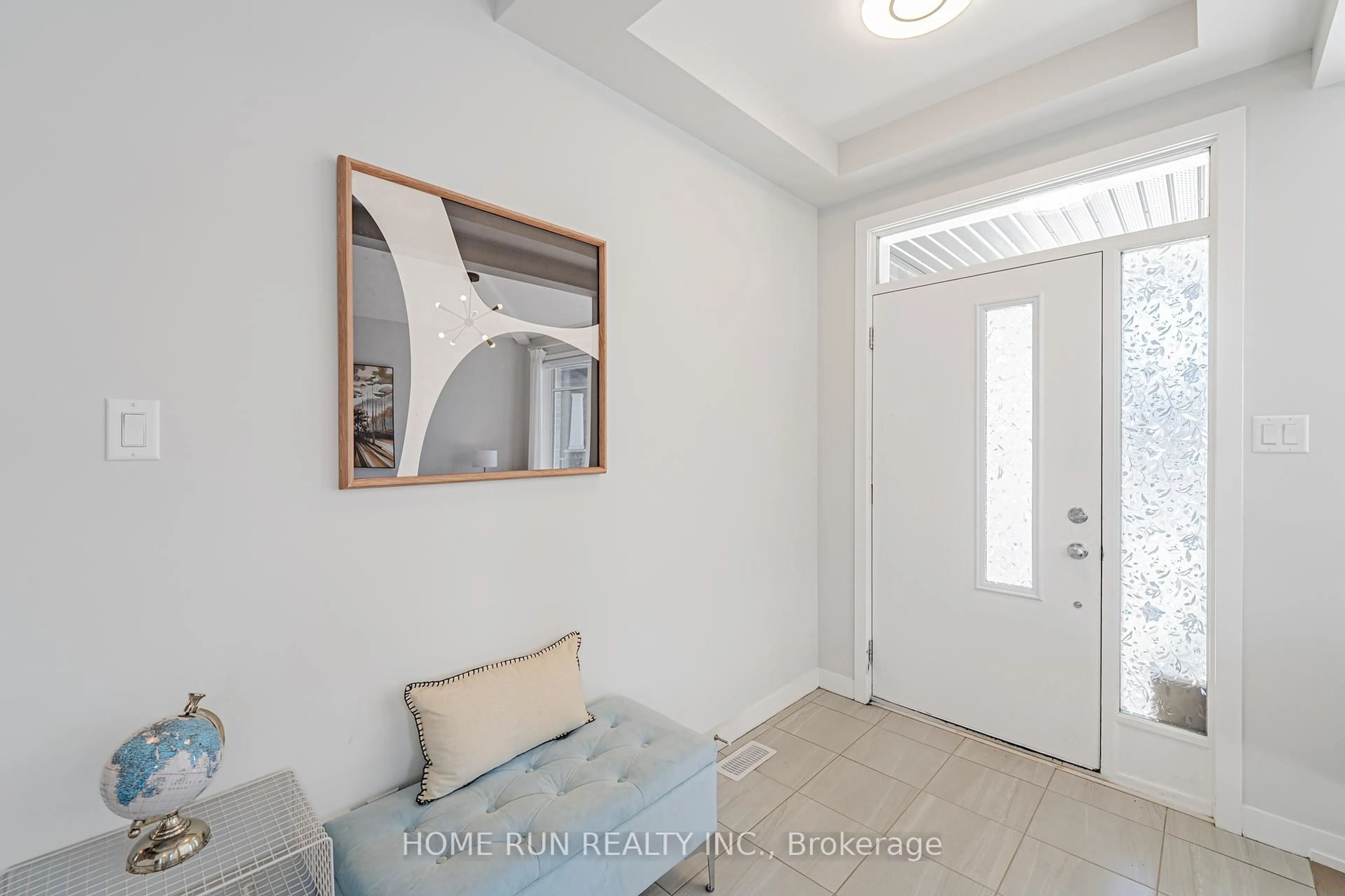 Indoor entryway for 408 Gidran Circ, Ottawa Ontario K2V 0P5