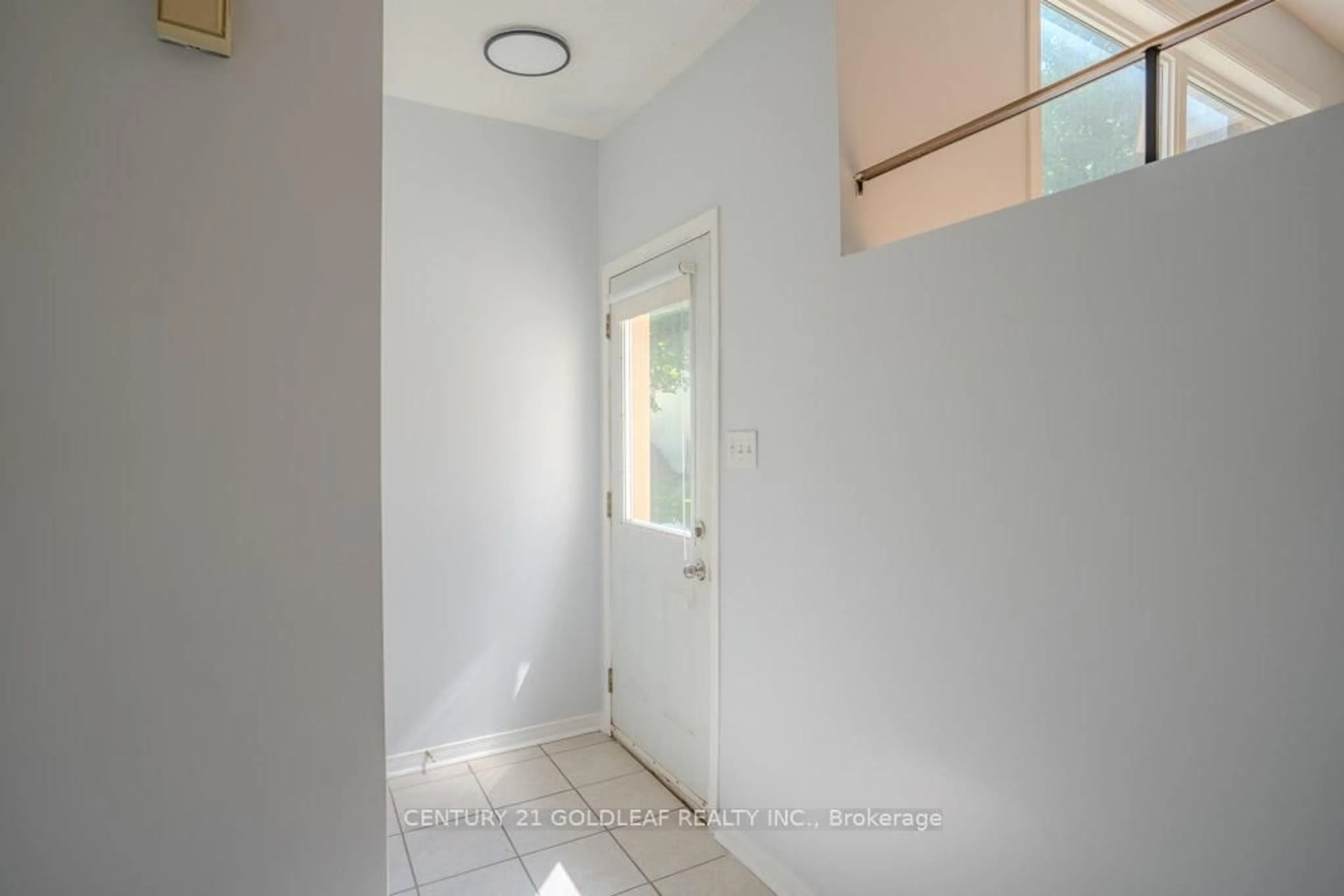 Indoor entryway for 5 Sonnet Cres #5B, Ottawa Ontario K2H 8W8