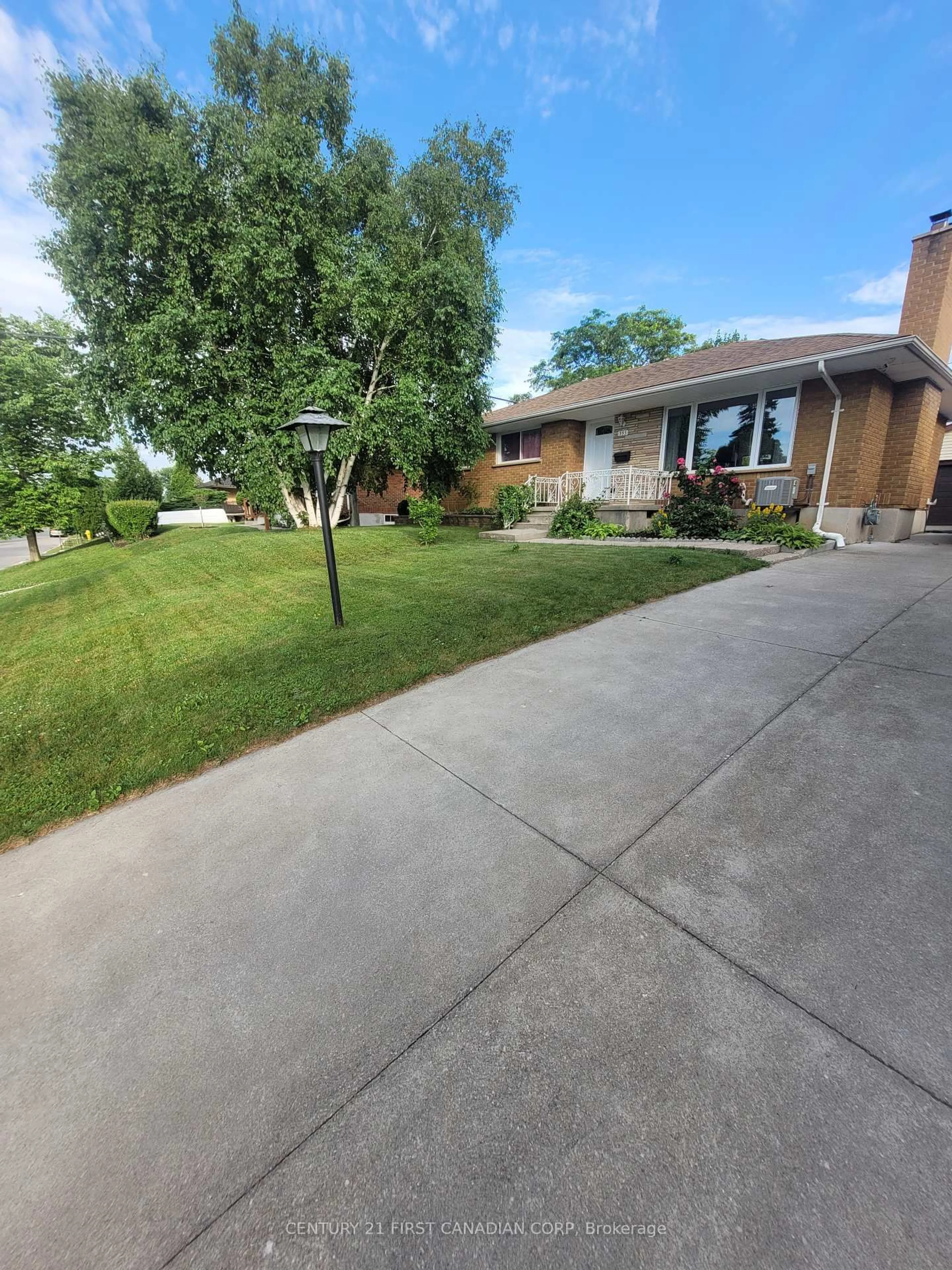 A pic from outside/outdoor area/front of a property/back of a property/a pic from drone, street for 393 Chippendale Cres, London South Ontario N5Z 3G1