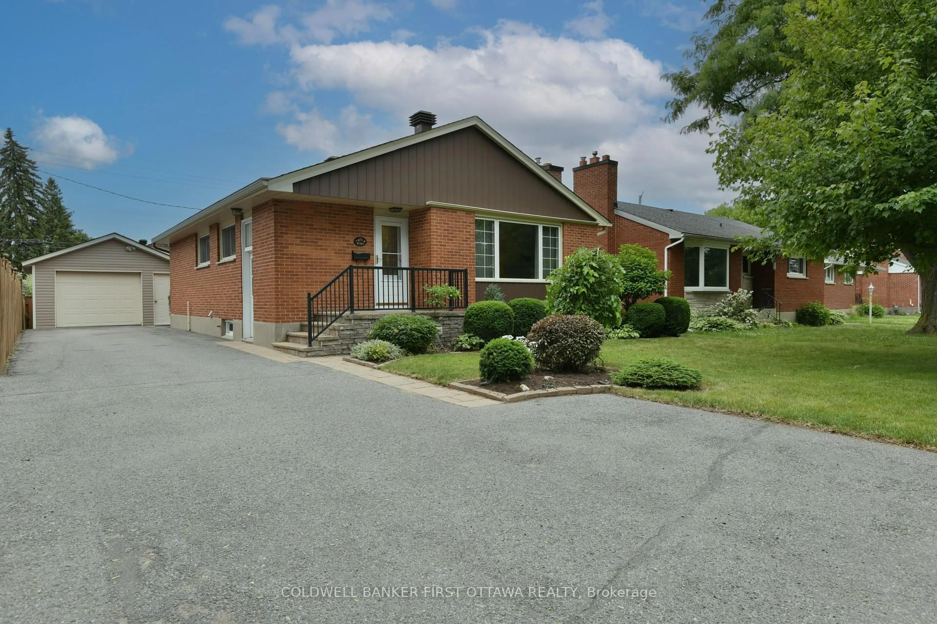 A pic from outside/outdoor area/front of a property/back of a property/a pic from drone, street for 2366 Drury Lane, Ottawa Ontario K2C 1G5