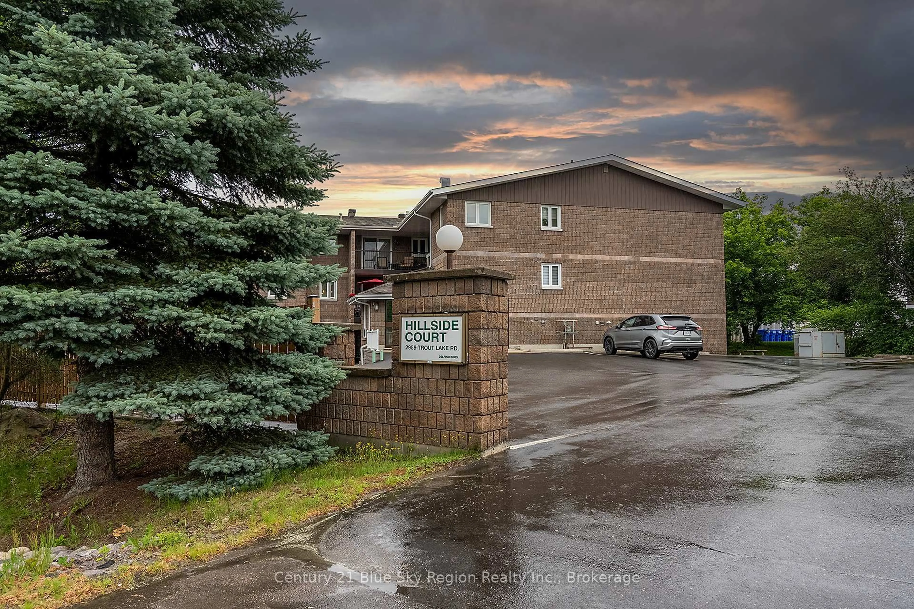 A pic from outside/outdoor area/front of a property/back of a property/a pic from drone, unknown for 2959 Trout Lake Rd #102, North Bay Ontario P1A 4C9