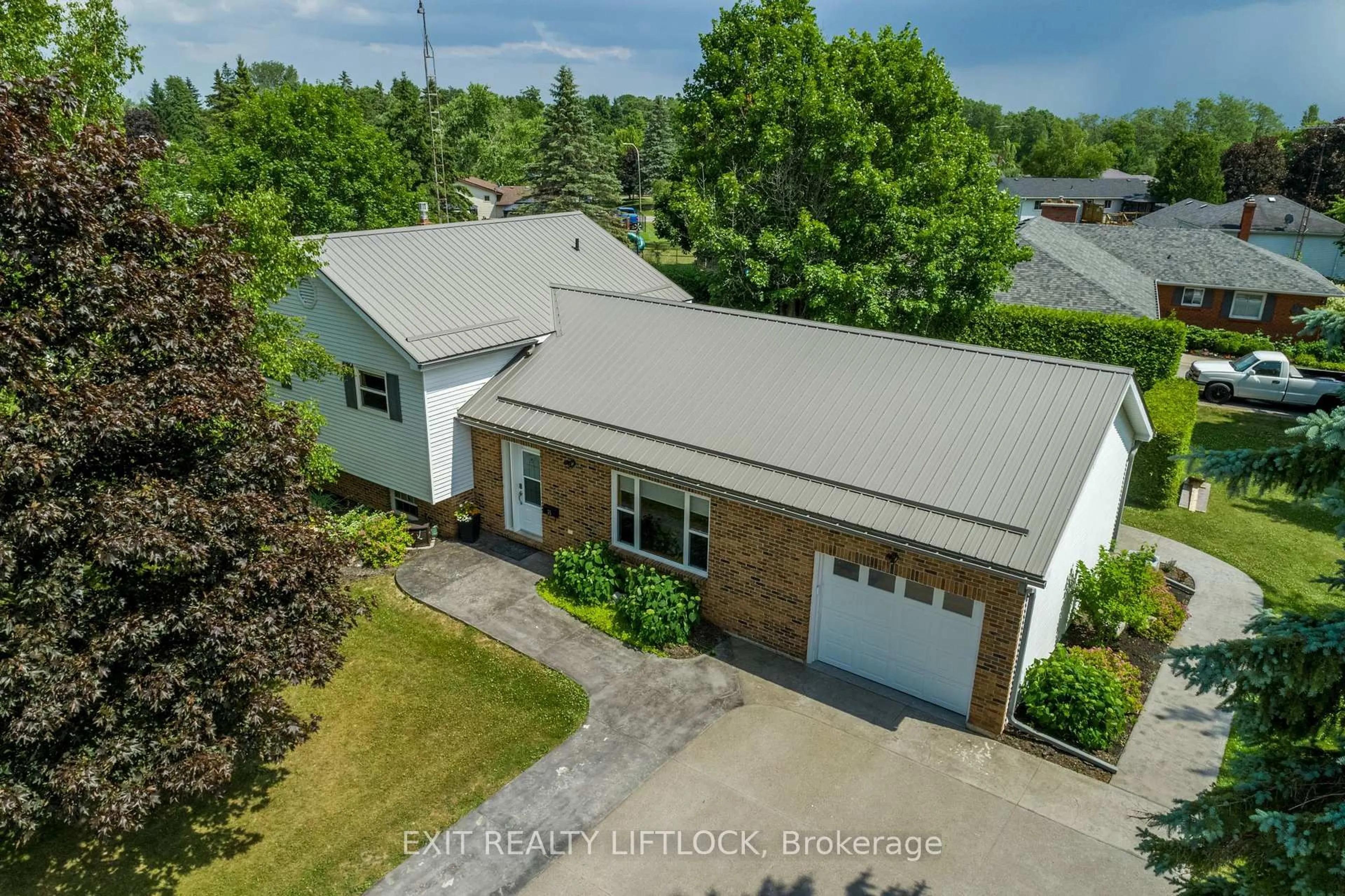 A pic from outside/outdoor area/front of a property/back of a property/a pic from drone, unknown for 35 Keene Dr, Otonabee-South Monaghan Ontario K0L 2G0