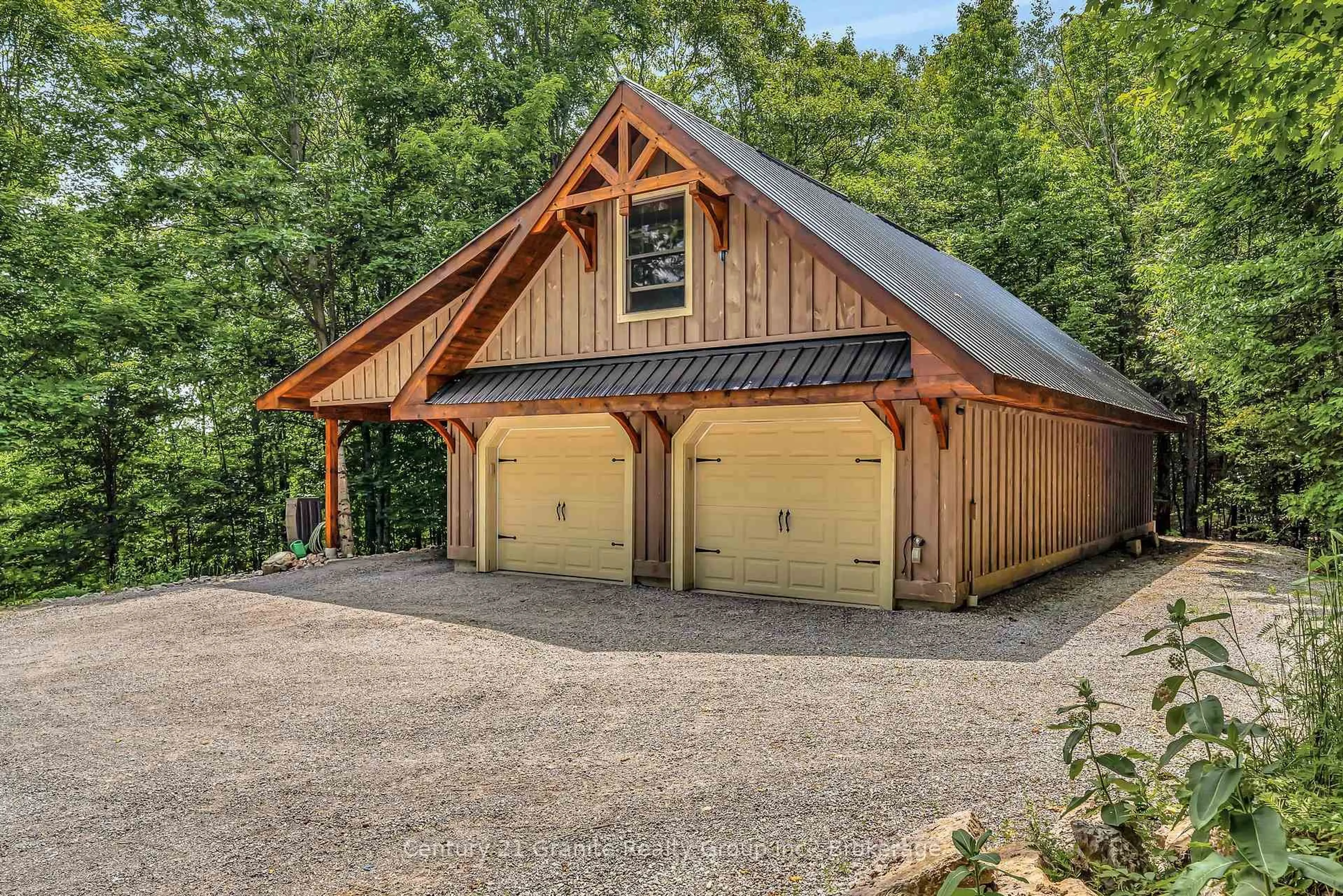 Indoor garage for 1031 Rotunda Dr, Highlands East Ontario K0M 1R0