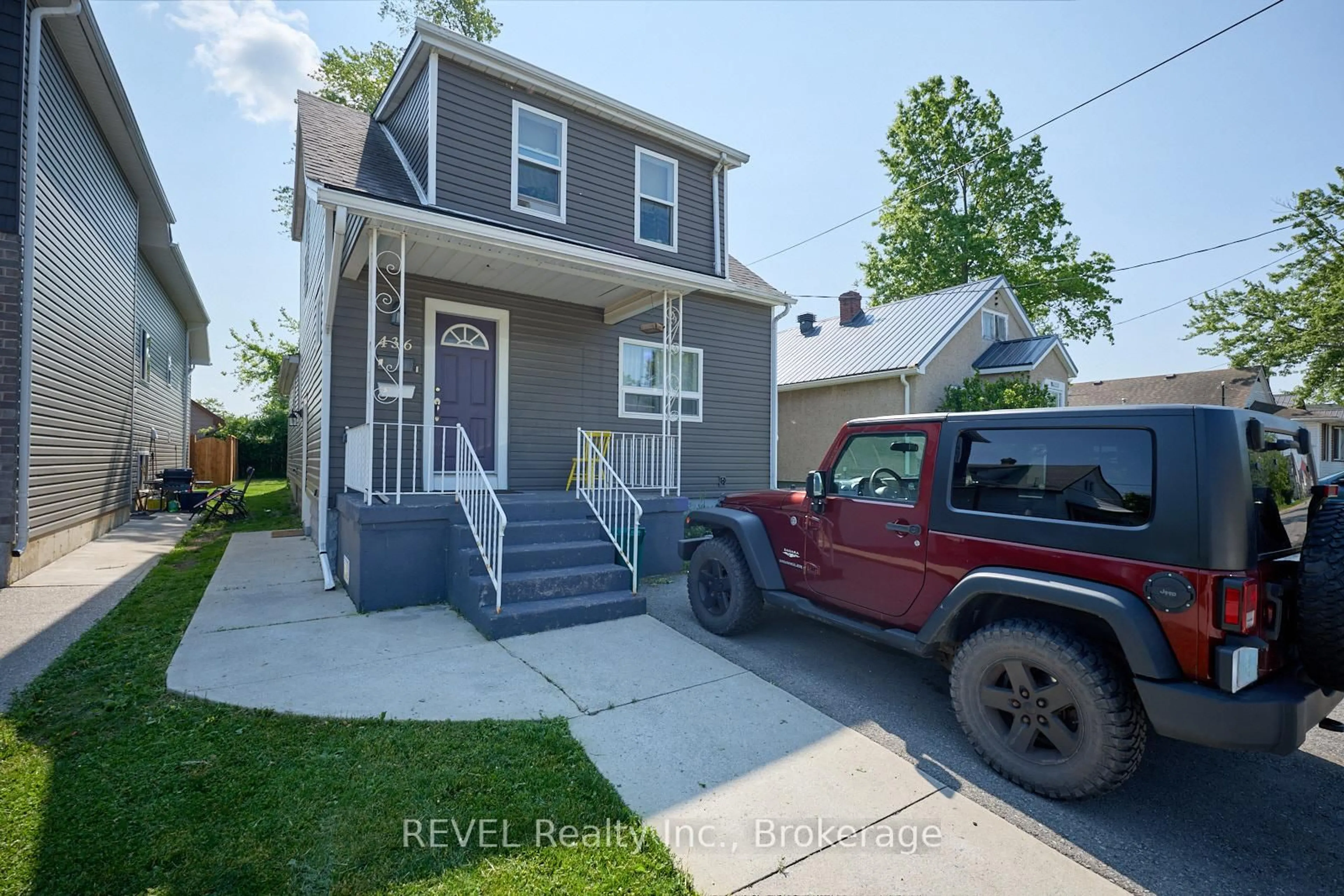 Home with vinyl exterior material, street for 436 McAlpine Ave, Welland Ontario L3B 1T3