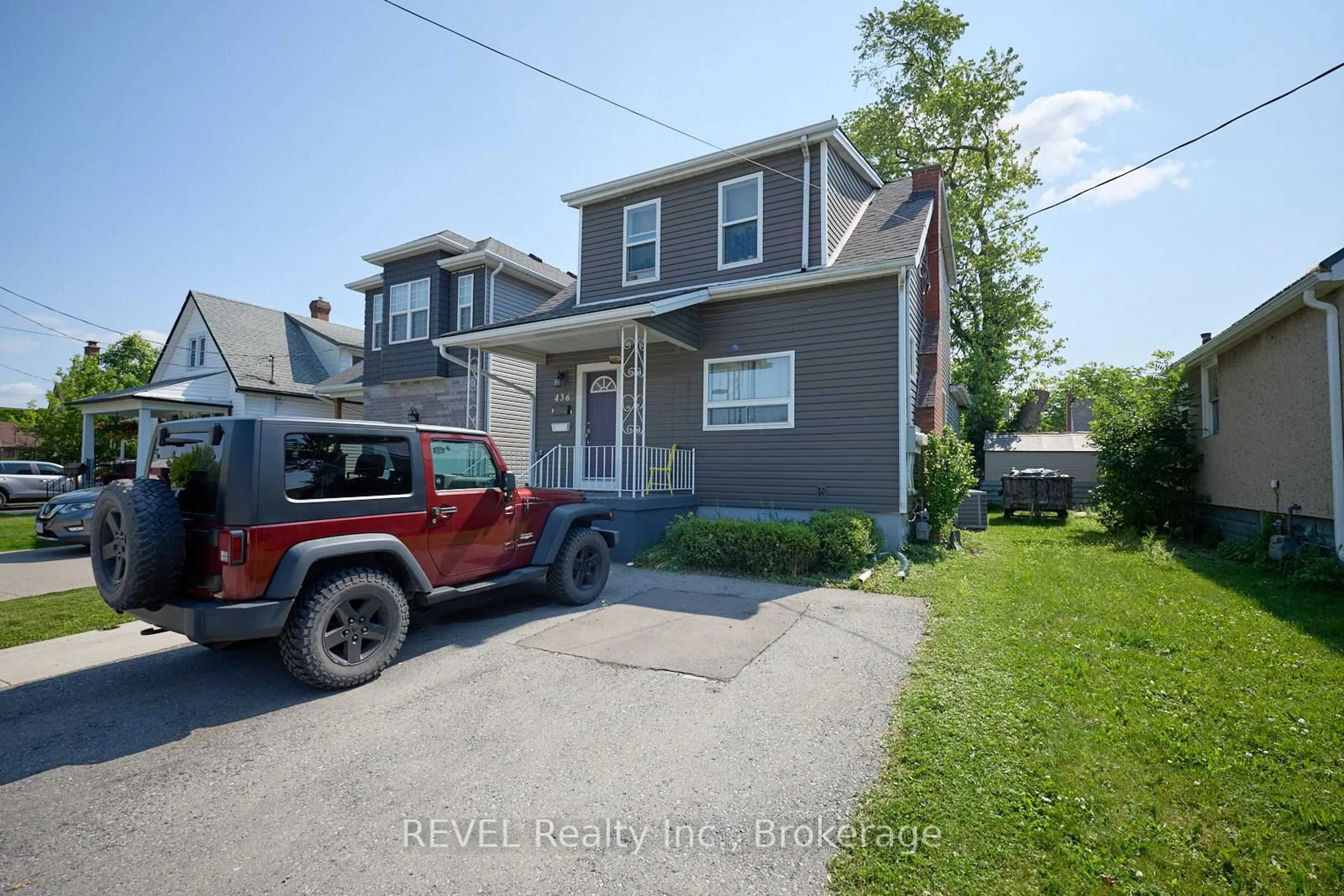 A pic from outside/outdoor area/front of a property/back of a property/a pic from drone, street for 436 McAlpine Ave, Welland Ontario L3B 1T3