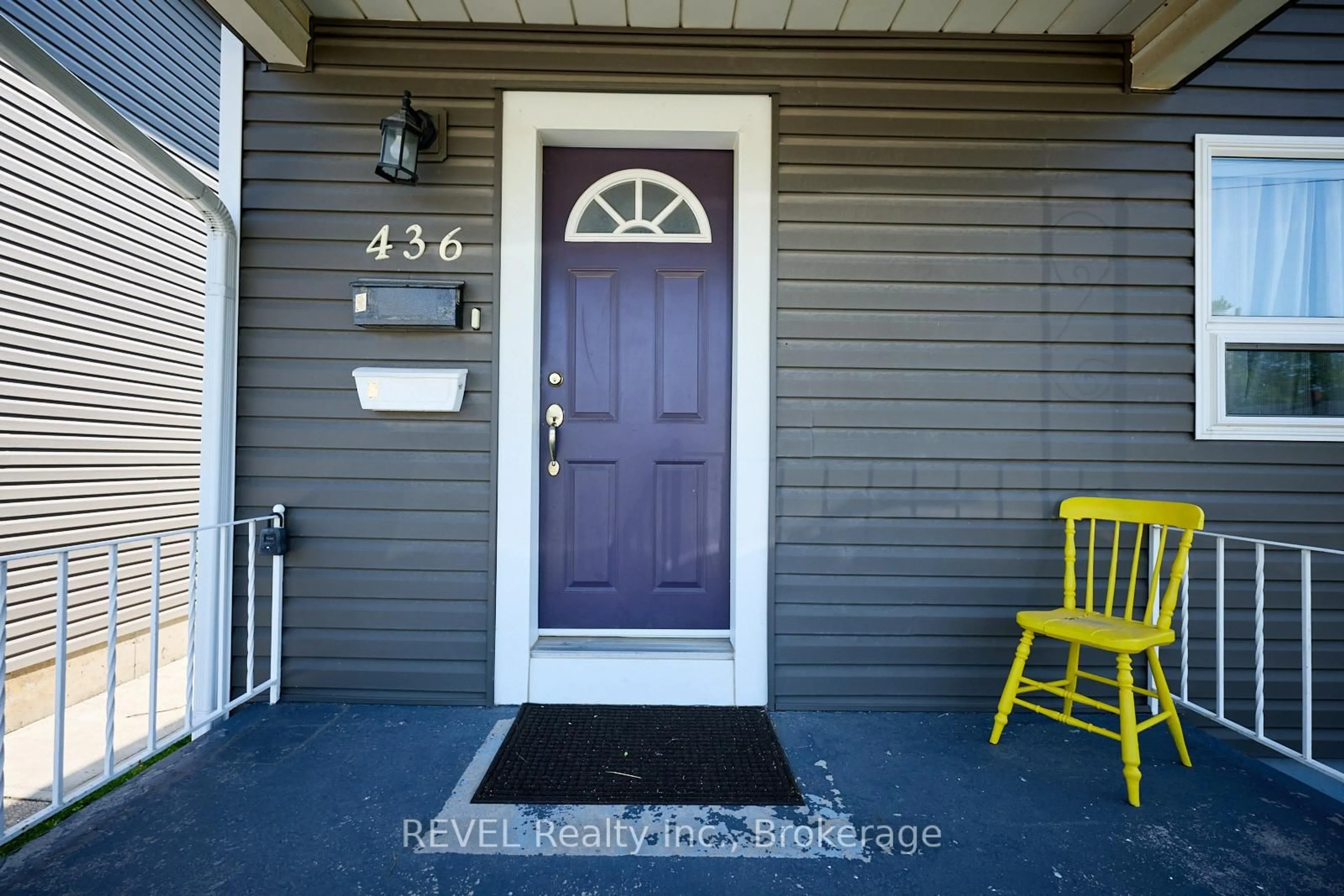 Indoor entryway for 436 McAlpine Ave, Welland Ontario L3B 1T3
