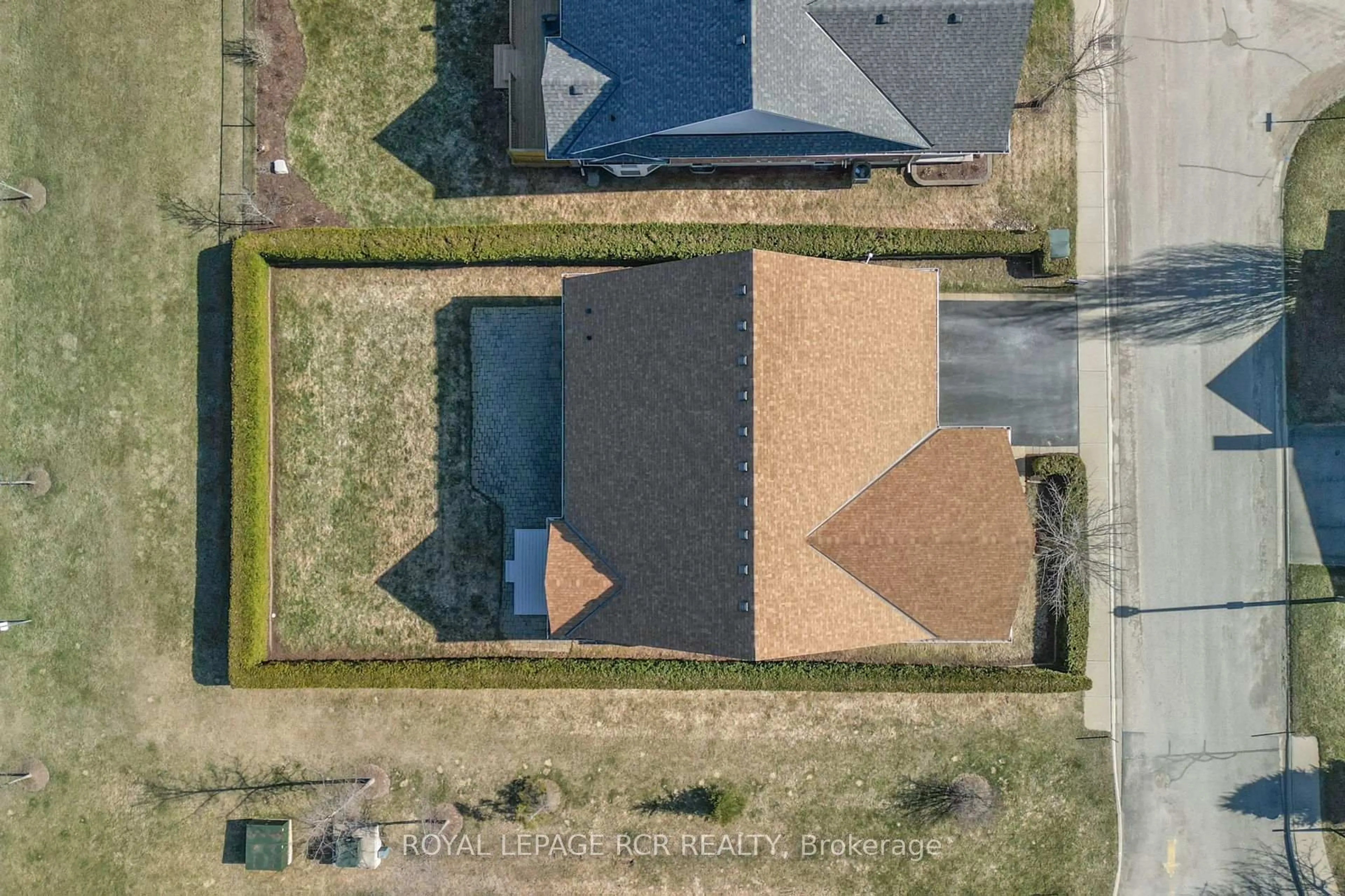 A pic from outside/outdoor area/front of a property/back of a property/a pic from drone, street for 200 Kingfisher Dr #47, Mono Ontario L9W 0B3