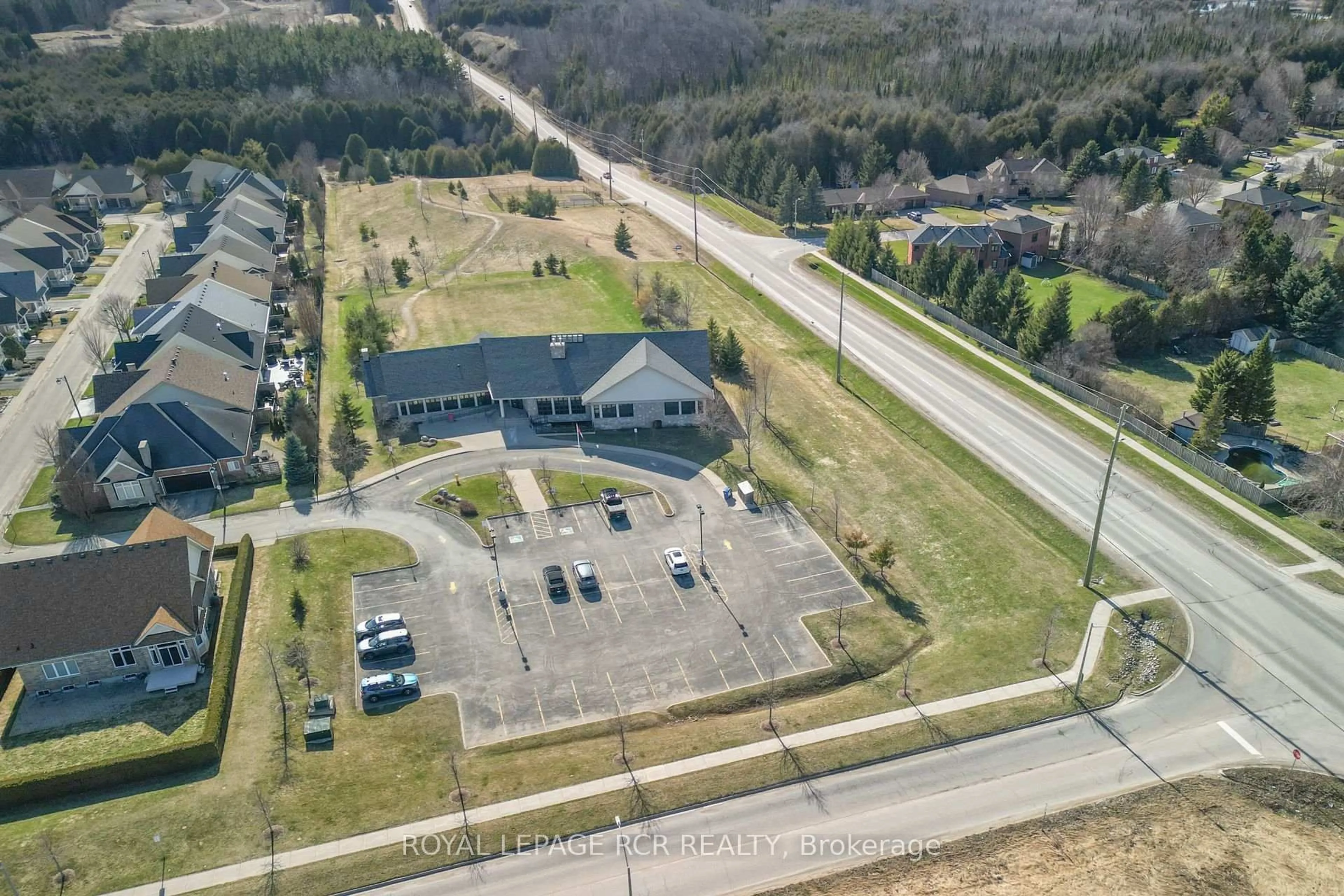 A pic from outside/outdoor area/front of a property/back of a property/a pic from drone, building for 200 Kingfisher Dr #47, Mono Ontario L9W 0B3