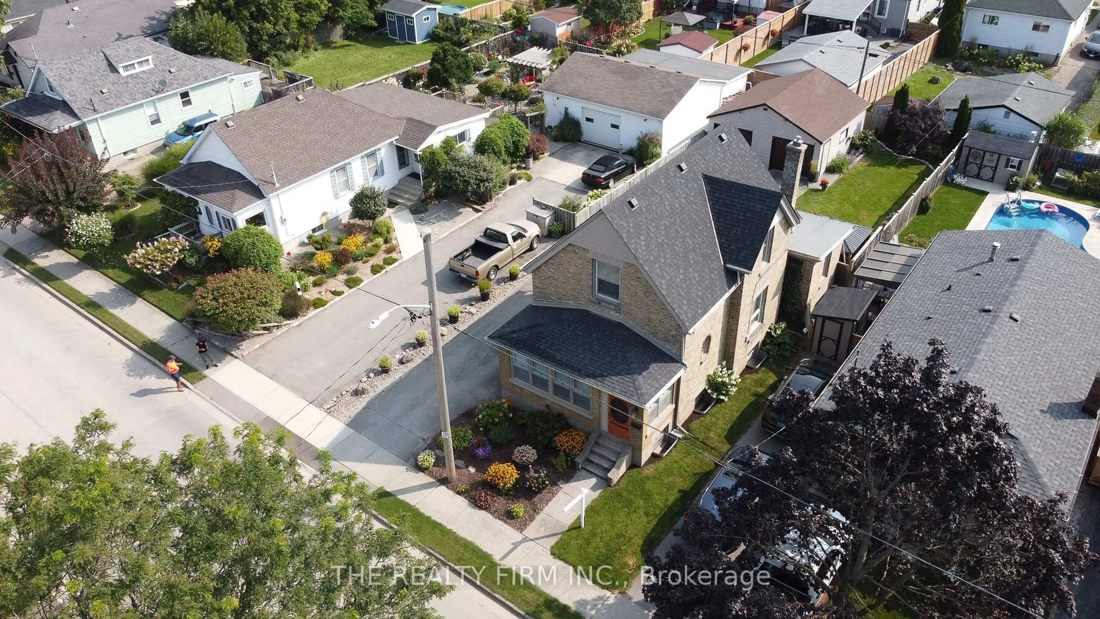 A pic from outside/outdoor area/front of a property/back of a property/a pic from drone, street for 428 Saul St, London East Ontario N5W 4T5
