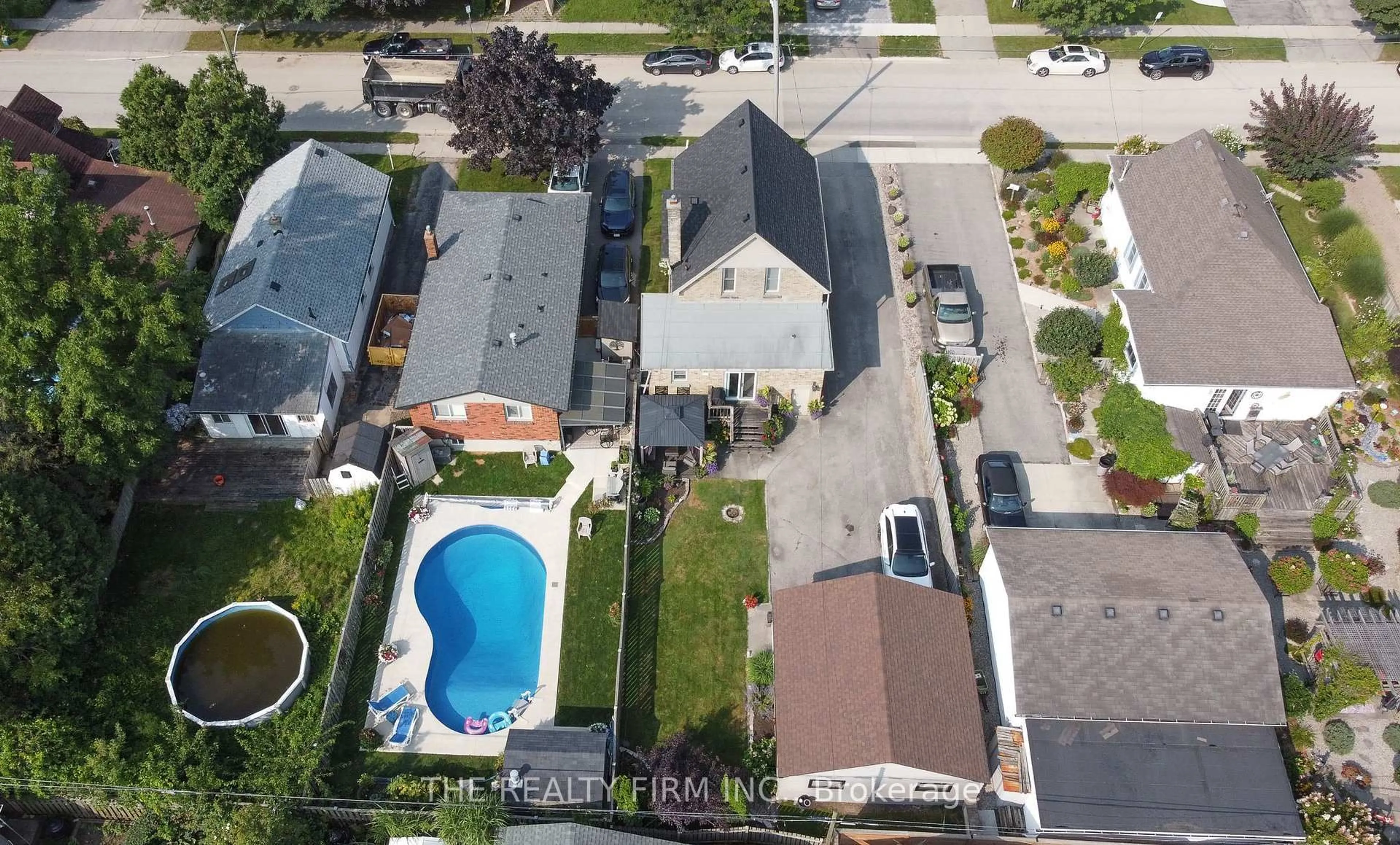 A pic from outside/outdoor area/front of a property/back of a property/a pic from drone, street for 428 Saul St, London East Ontario N5W 4T5