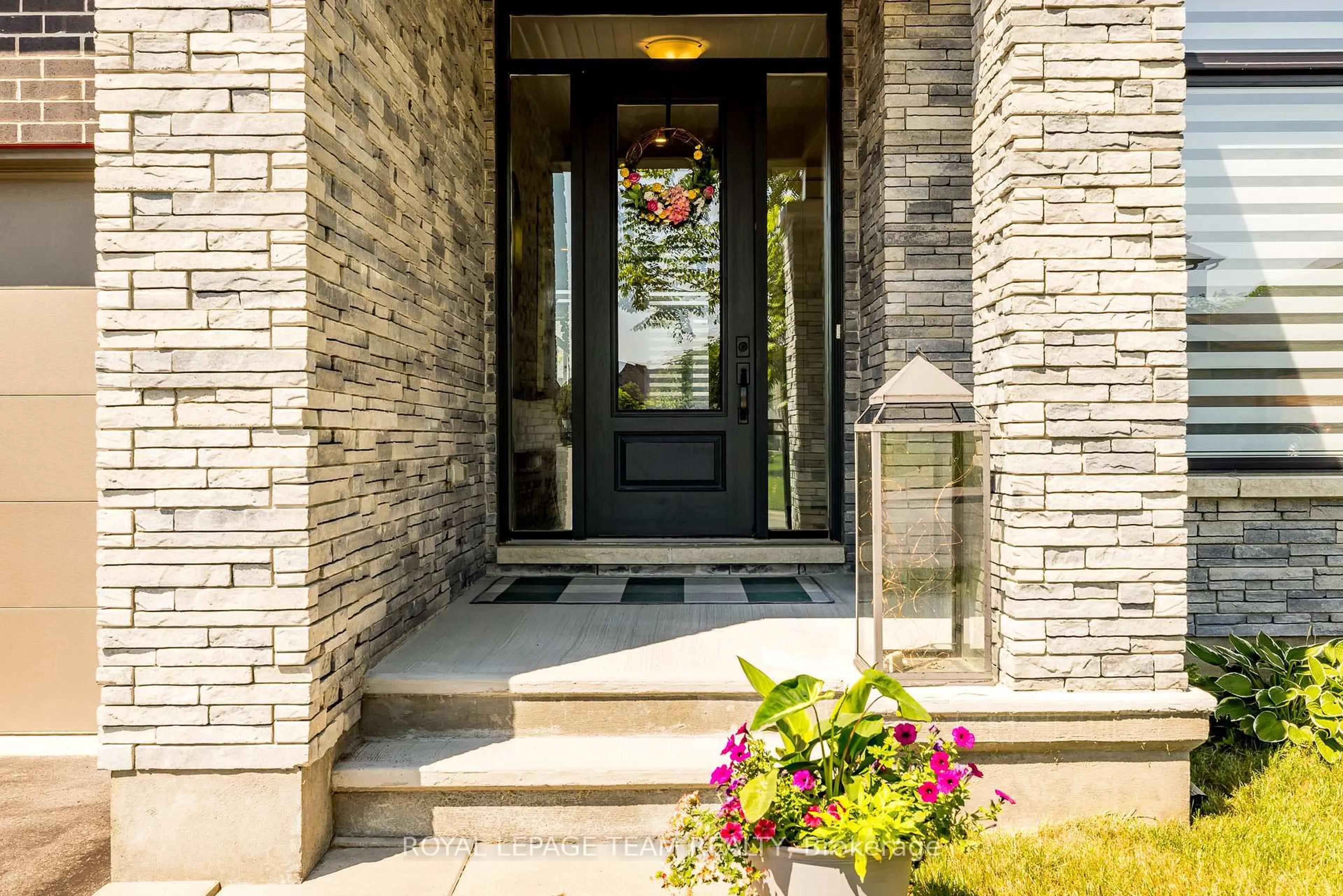 Indoor entryway for 368 Trestle St, Manotick Ontario K4M 0G4