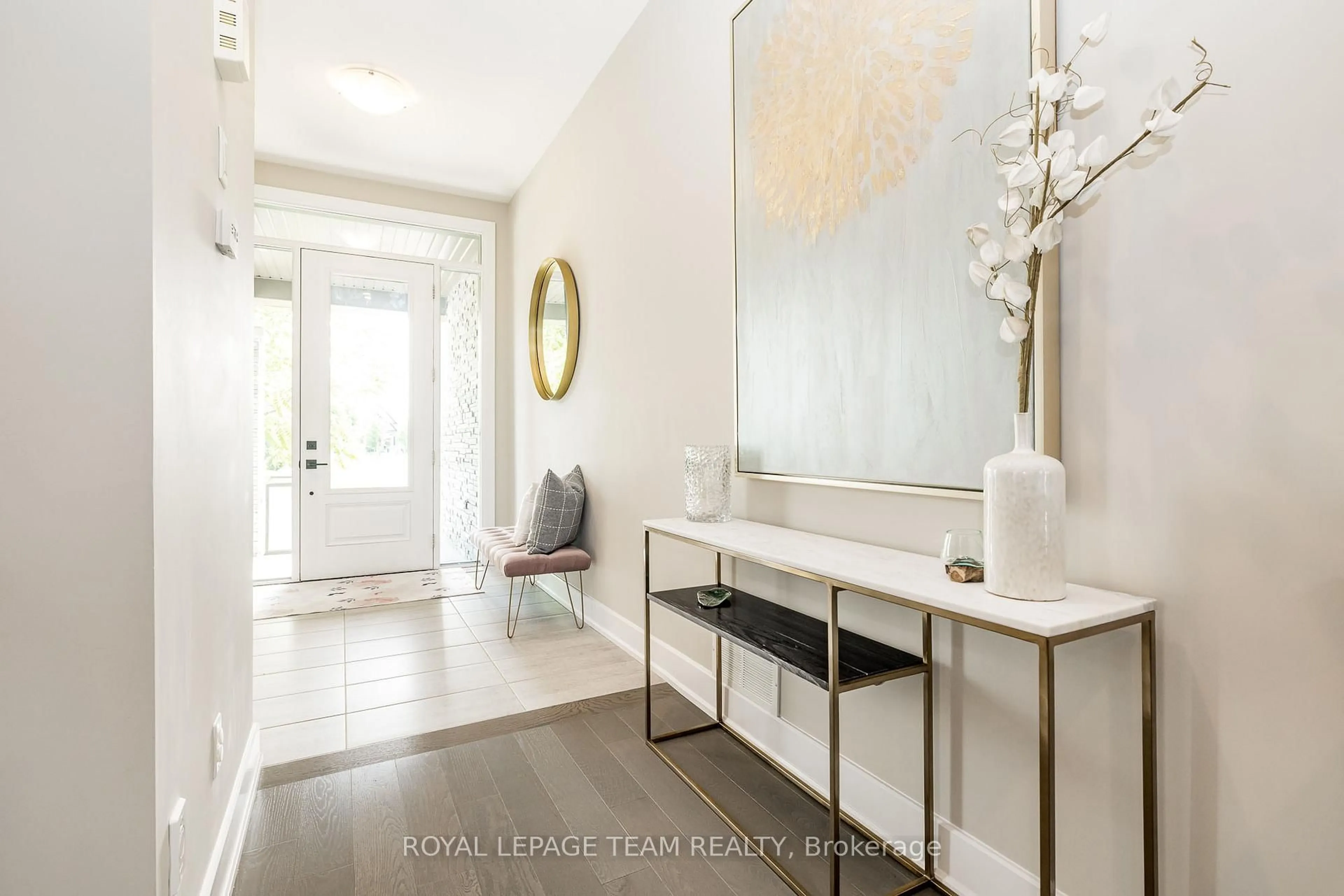 Indoor entryway for 368 Trestle St, Manotick Ontario K4M 0G4