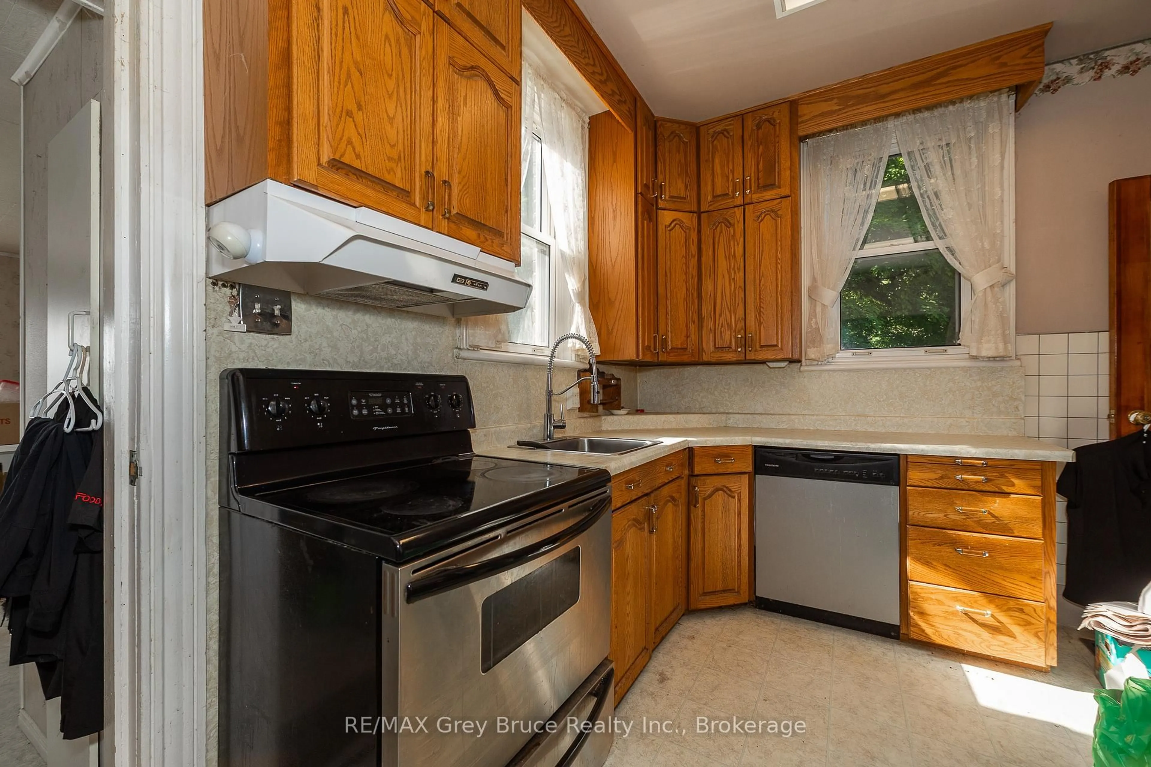 Standard kitchen, ceramic/tile floor for 367 2nd Ave SE Ave, Georgian Bluffs Ontario N4K 5T2