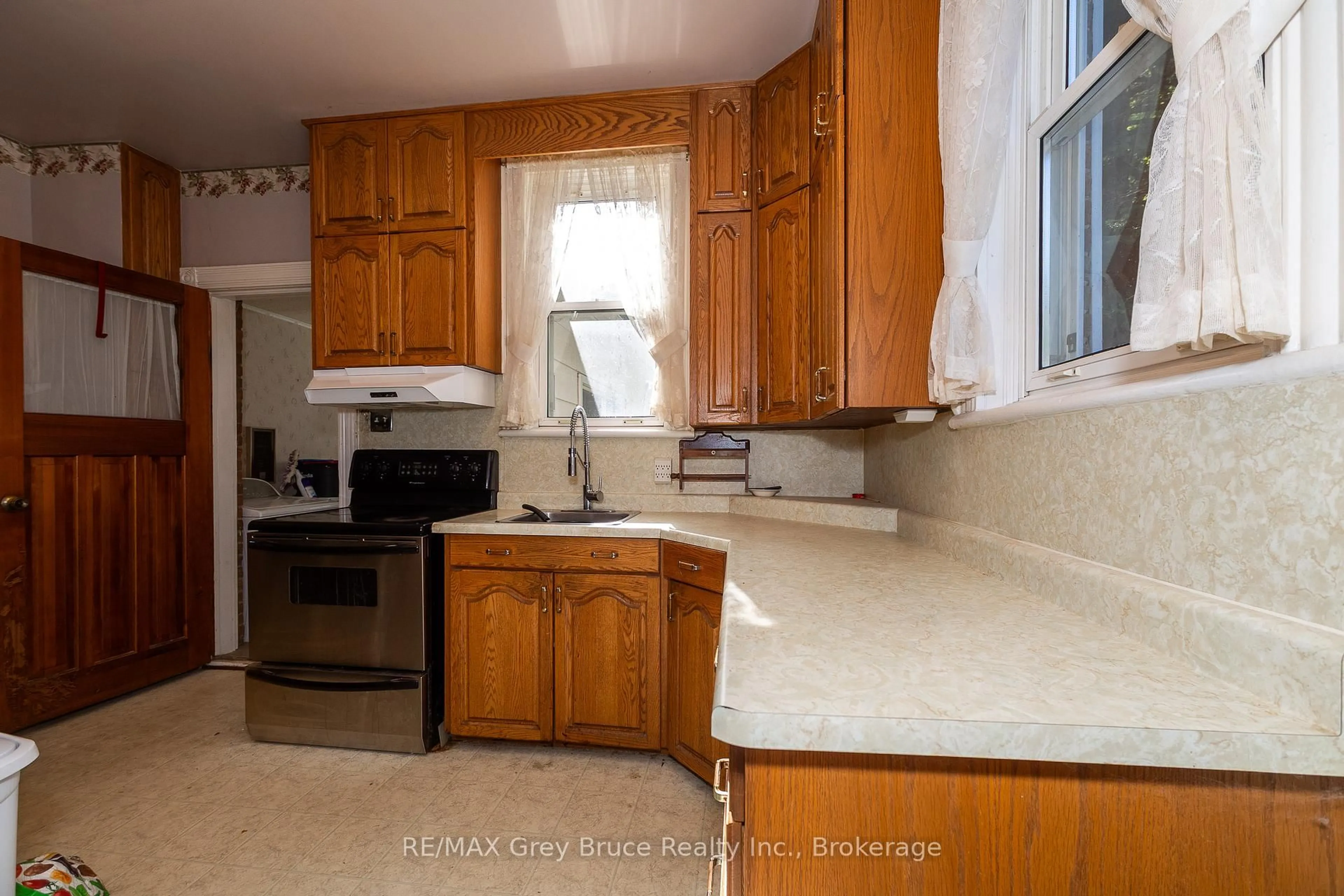 Standard kitchen, ceramic/tile floor for 367 2nd Ave SE Ave, Georgian Bluffs Ontario N4K 5T2