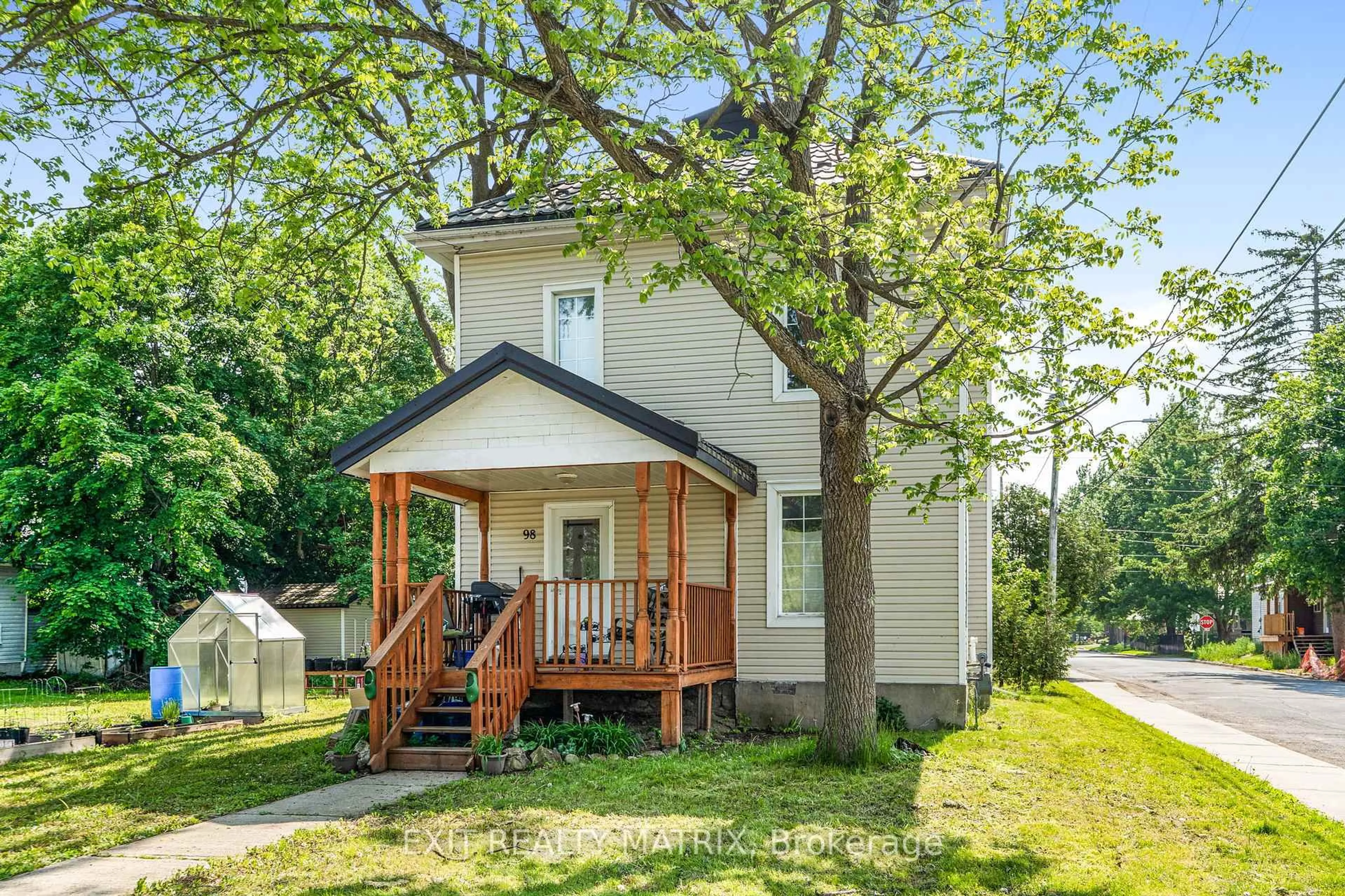 Home with vinyl exterior material, street for 98 Albert St, North Dundas Ontario K0C 1H0