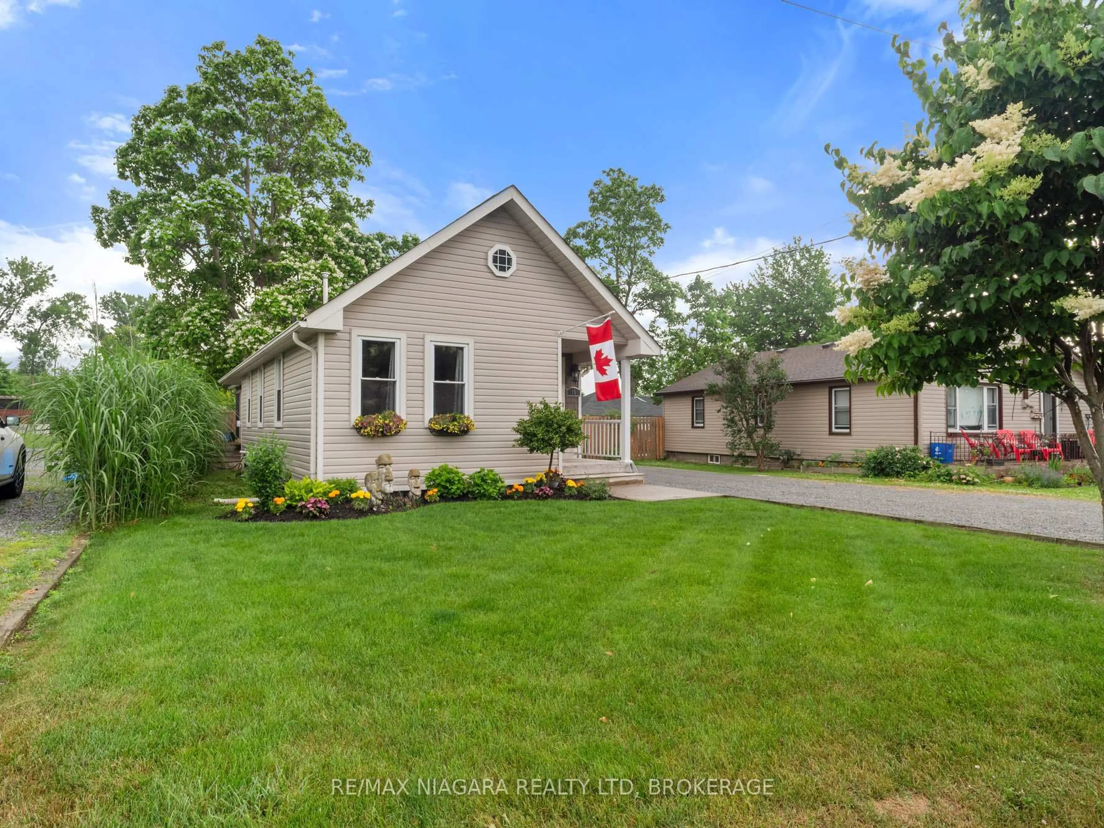 A pic from outside/outdoor area/front of a property/back of a property/a pic from drone, street for 15 Adelaide St, Fort Erie Ontario L2A 5K5