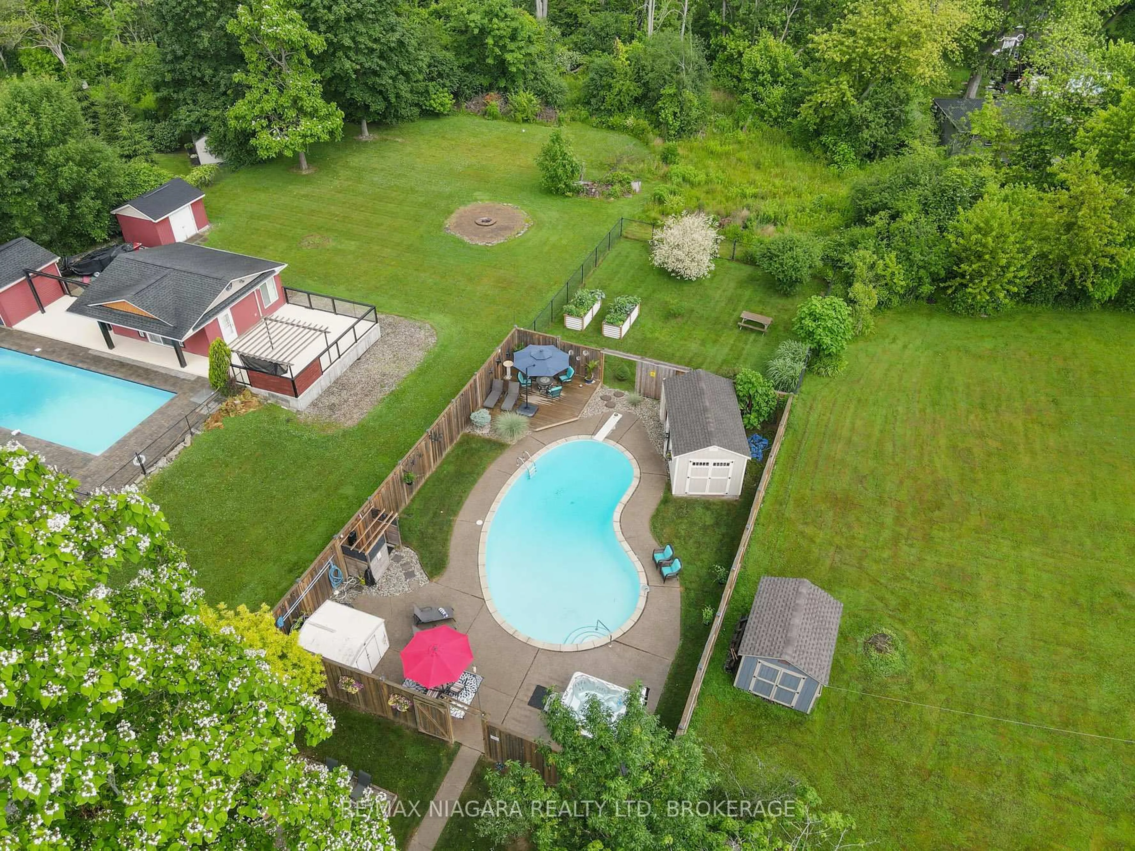A pic from outside/outdoor area/front of a property/back of a property/a pic from drone, water/lake/river/ocean view for 15 Adelaide St, Fort Erie Ontario L2A 5K5
