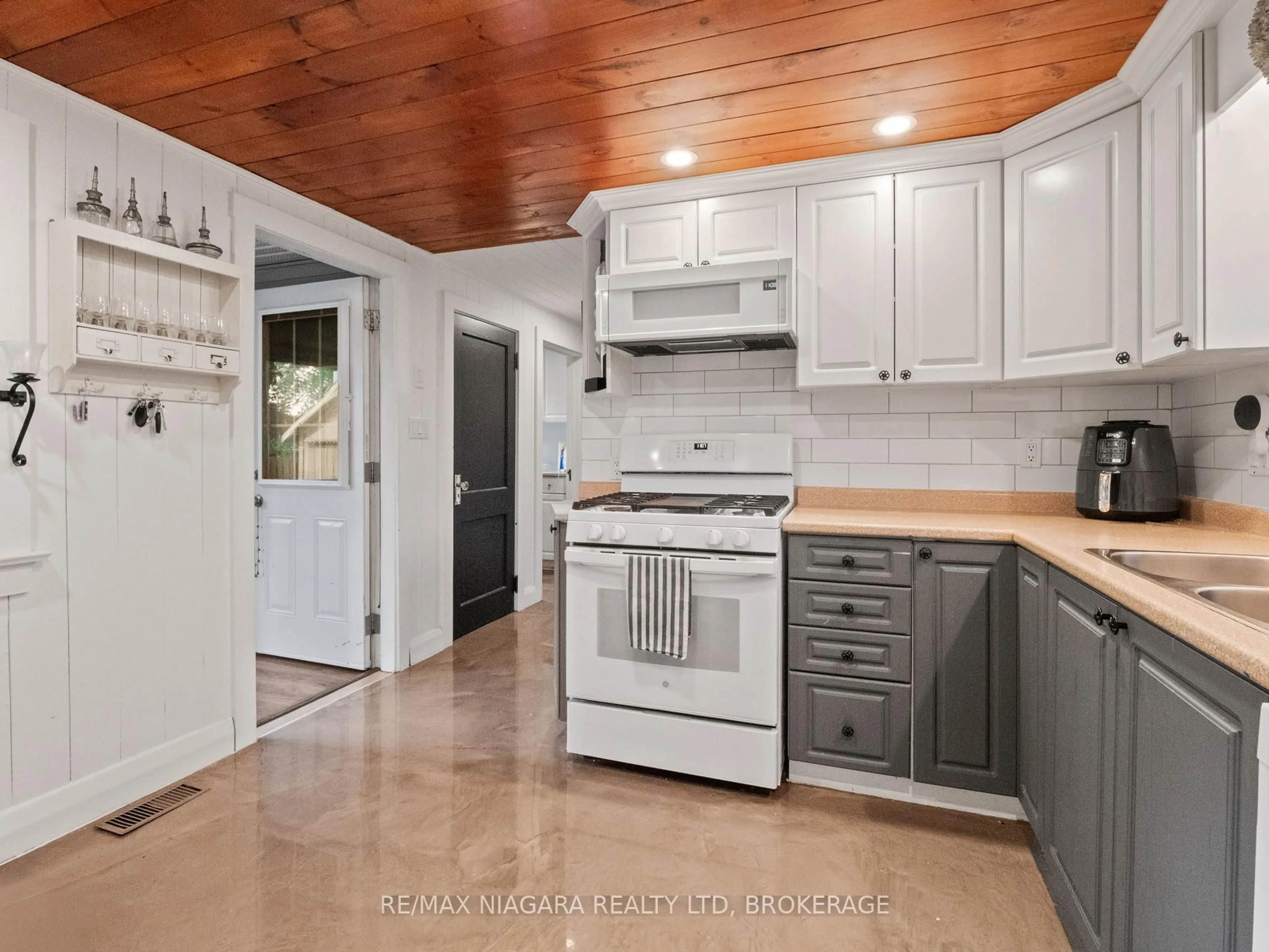 Open concept kitchen, ceramic/tile floor for 15 Adelaide St, Fort Erie Ontario L2A 5K5