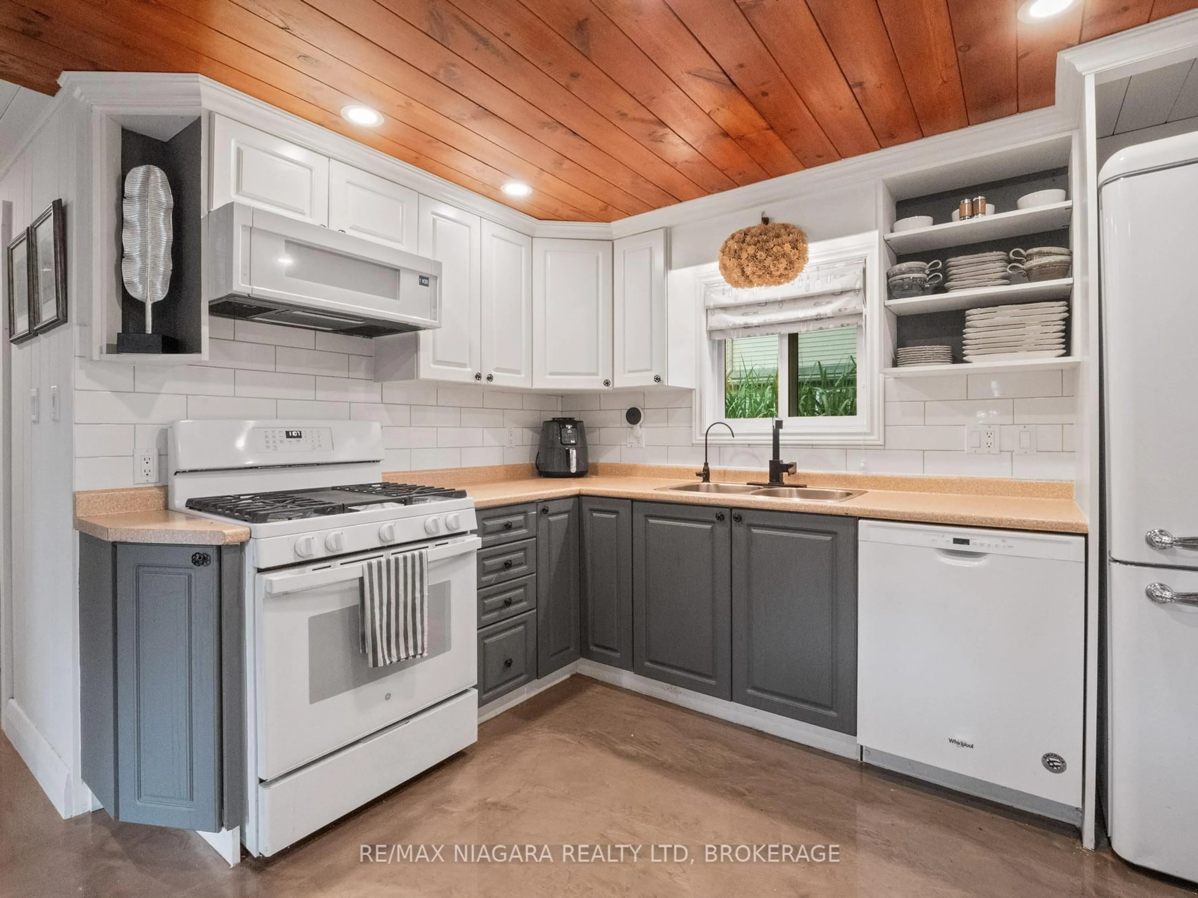 Open concept kitchen, unknown for 15 Adelaide St, Fort Erie Ontario L2A 5K5