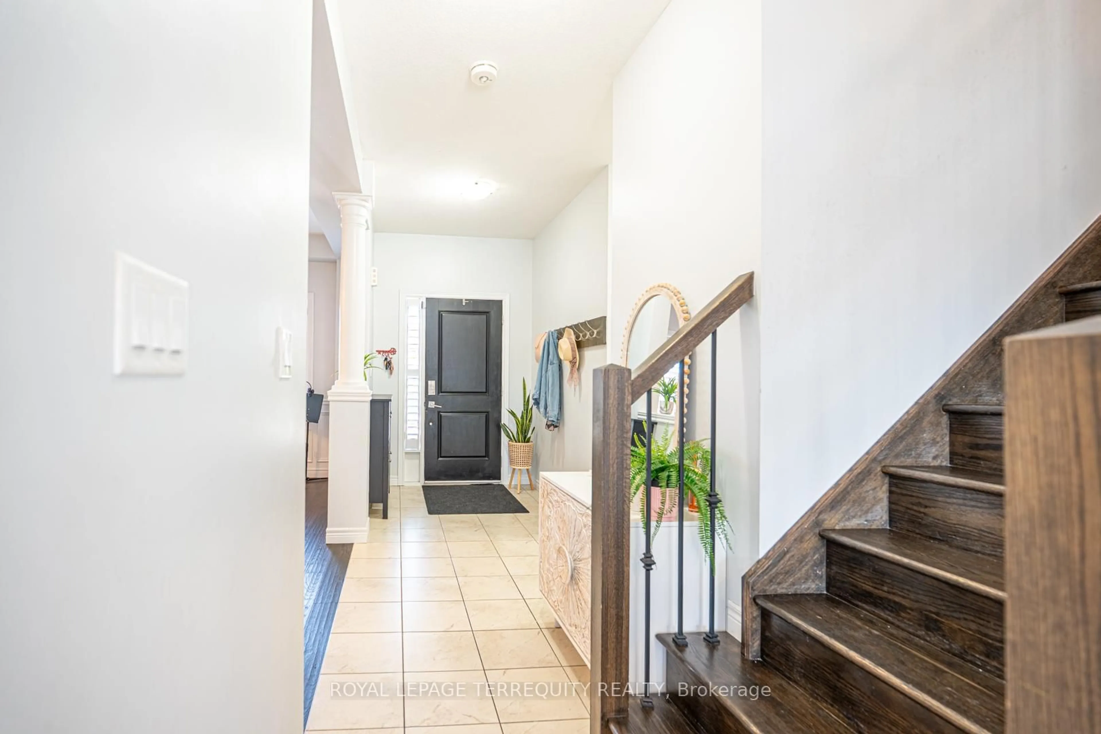 Indoor foyer for 40 Blue Ribbon Way, Hamilton Ontario L0R 1C0