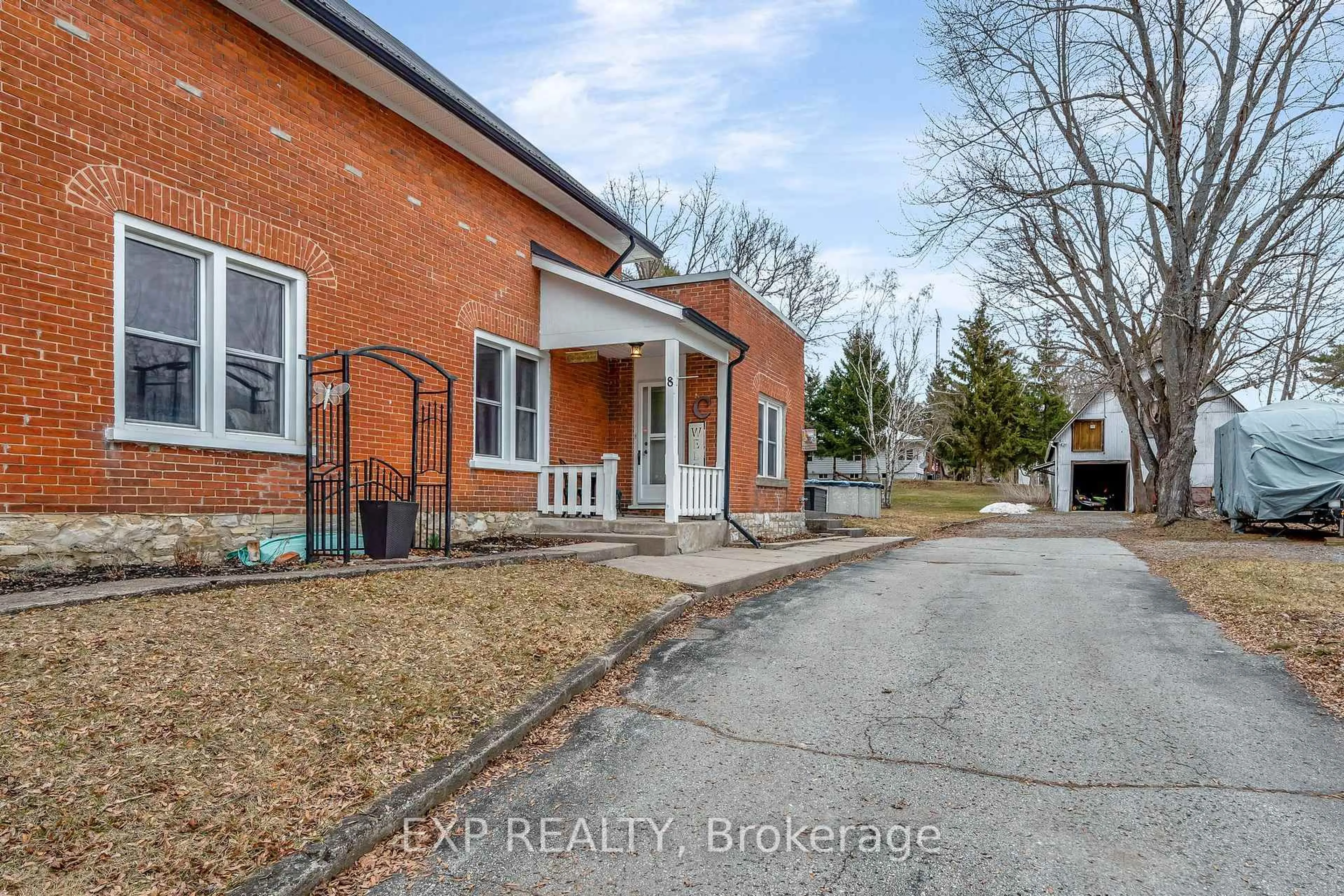 Unknown for 8 McGill St, Limoges Ontario K0K 2M0