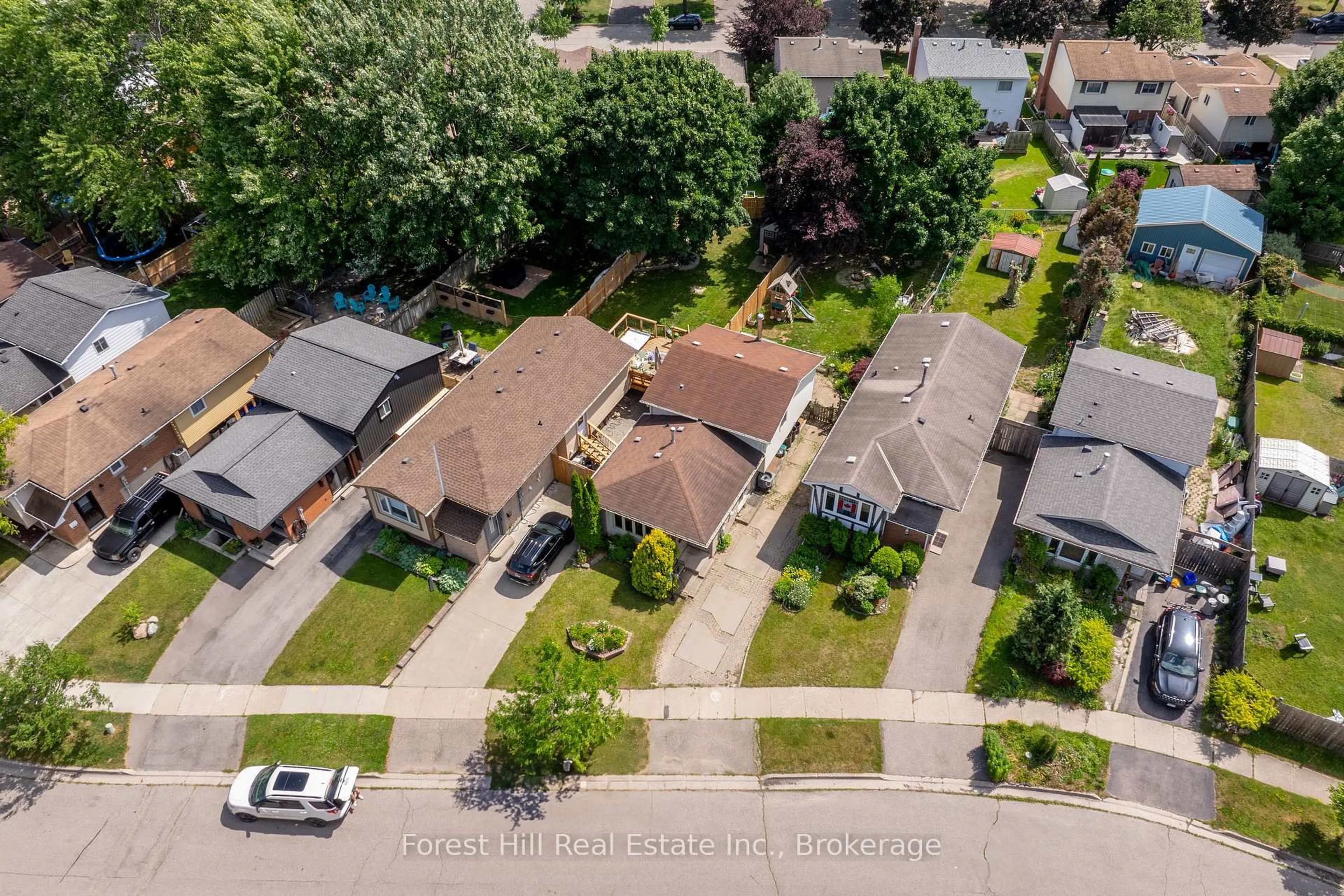 A pic from outside/outdoor area/front of a property/back of a property/a pic from drone, street for 15 Homestead Pl, Kitchener Ontario N2N 1Z1