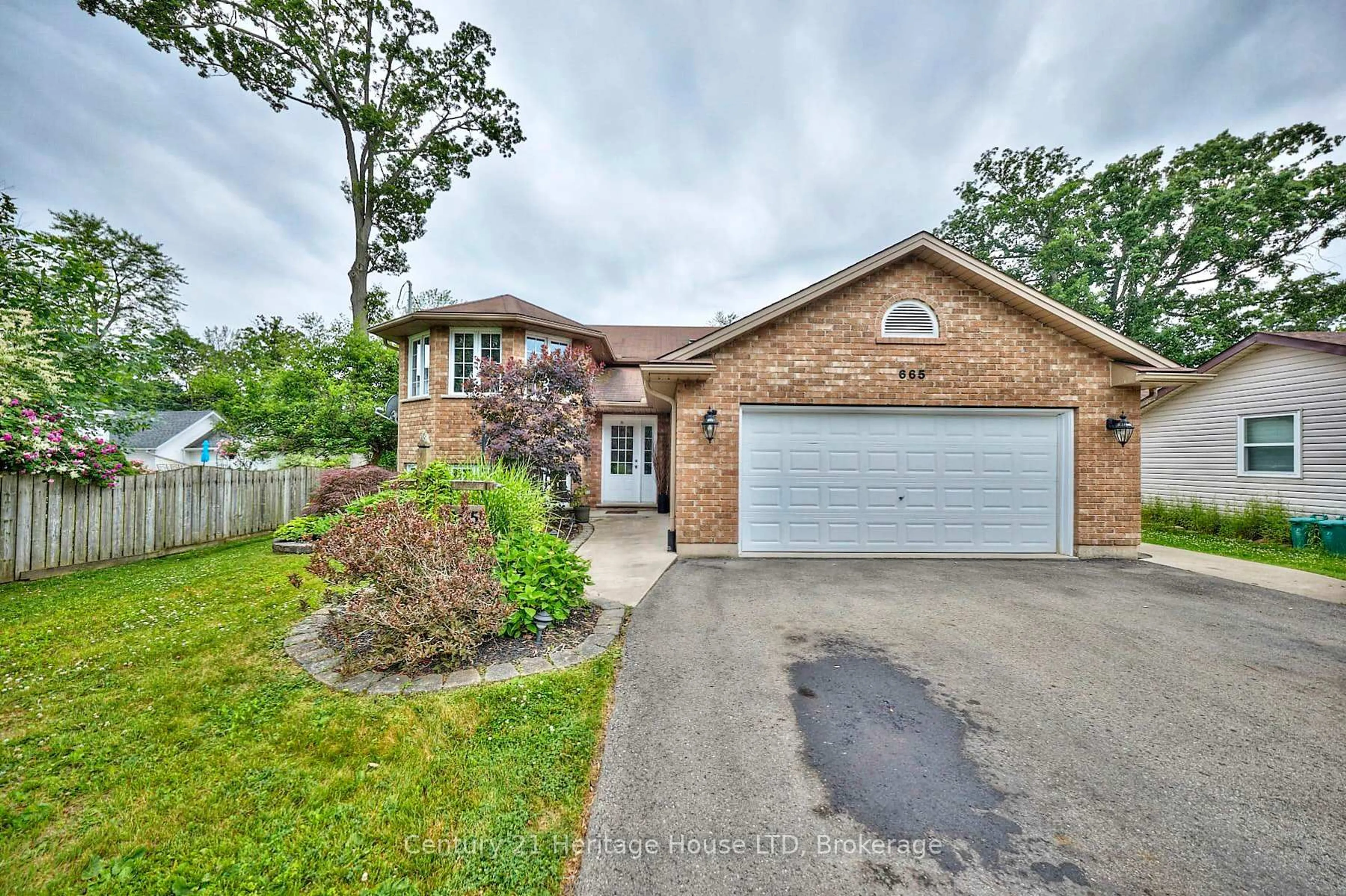 Home with brick exterior material, street for 665 Grandview Rd, Fort Erie Ontario L2A 4V4
