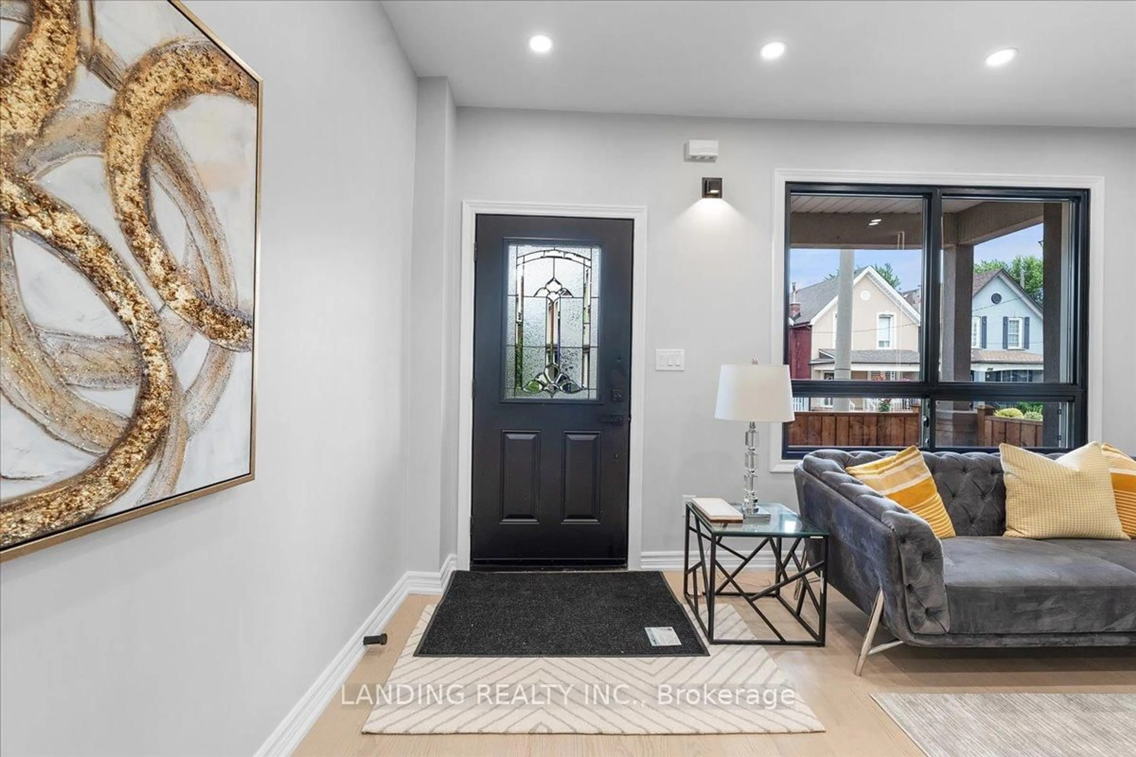 Indoor entryway for 113 Tisdale St, Hamilton Ontario L8L 5M5