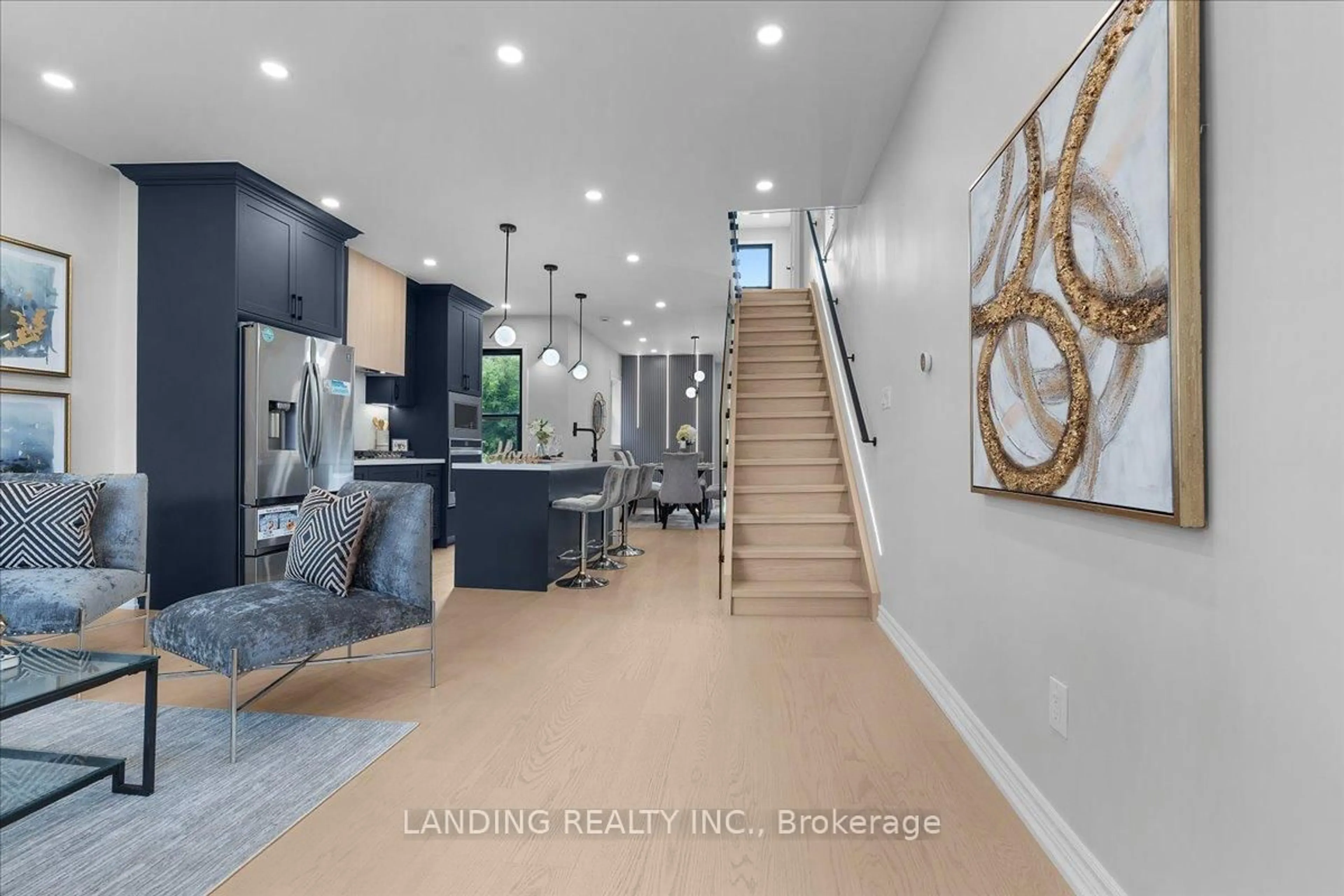 Indoor entryway for 113 Tisdale St, Hamilton Ontario L8L 5M5