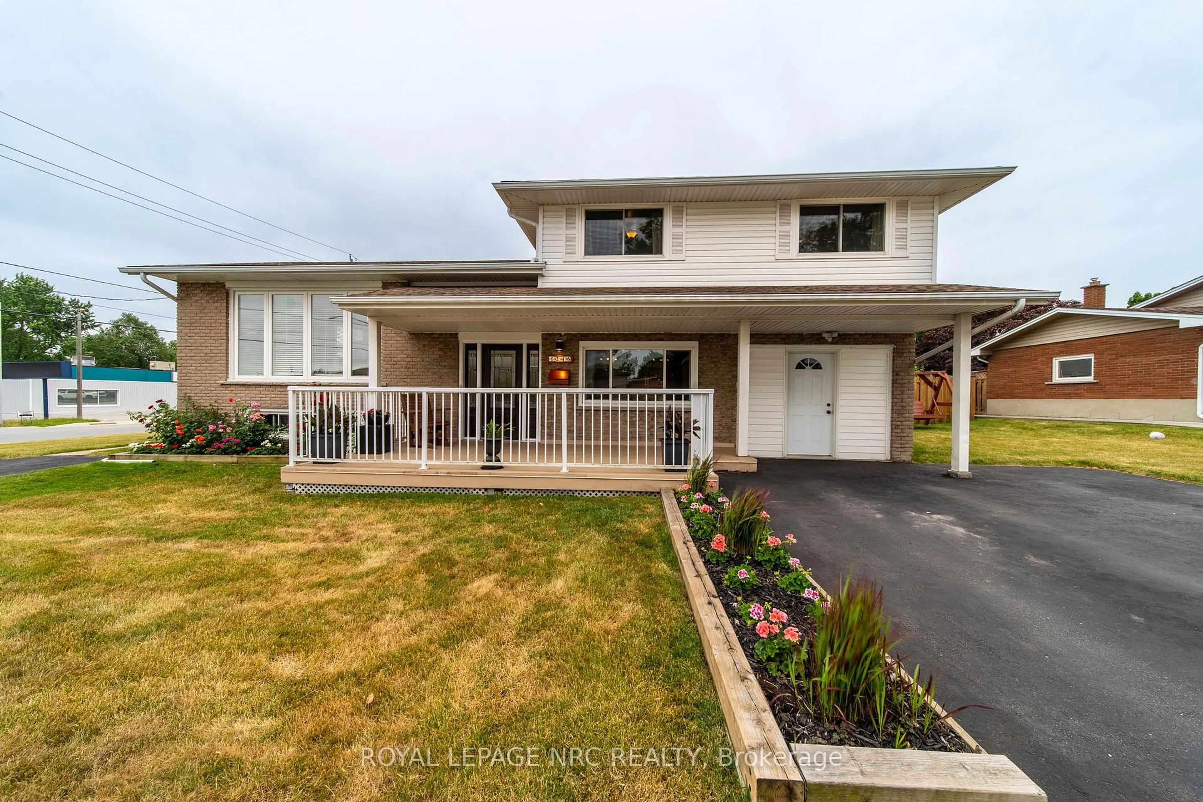 Home with vinyl exterior material, street for 6246 Glengate St, Niagara Falls Ontario L2E 5S3