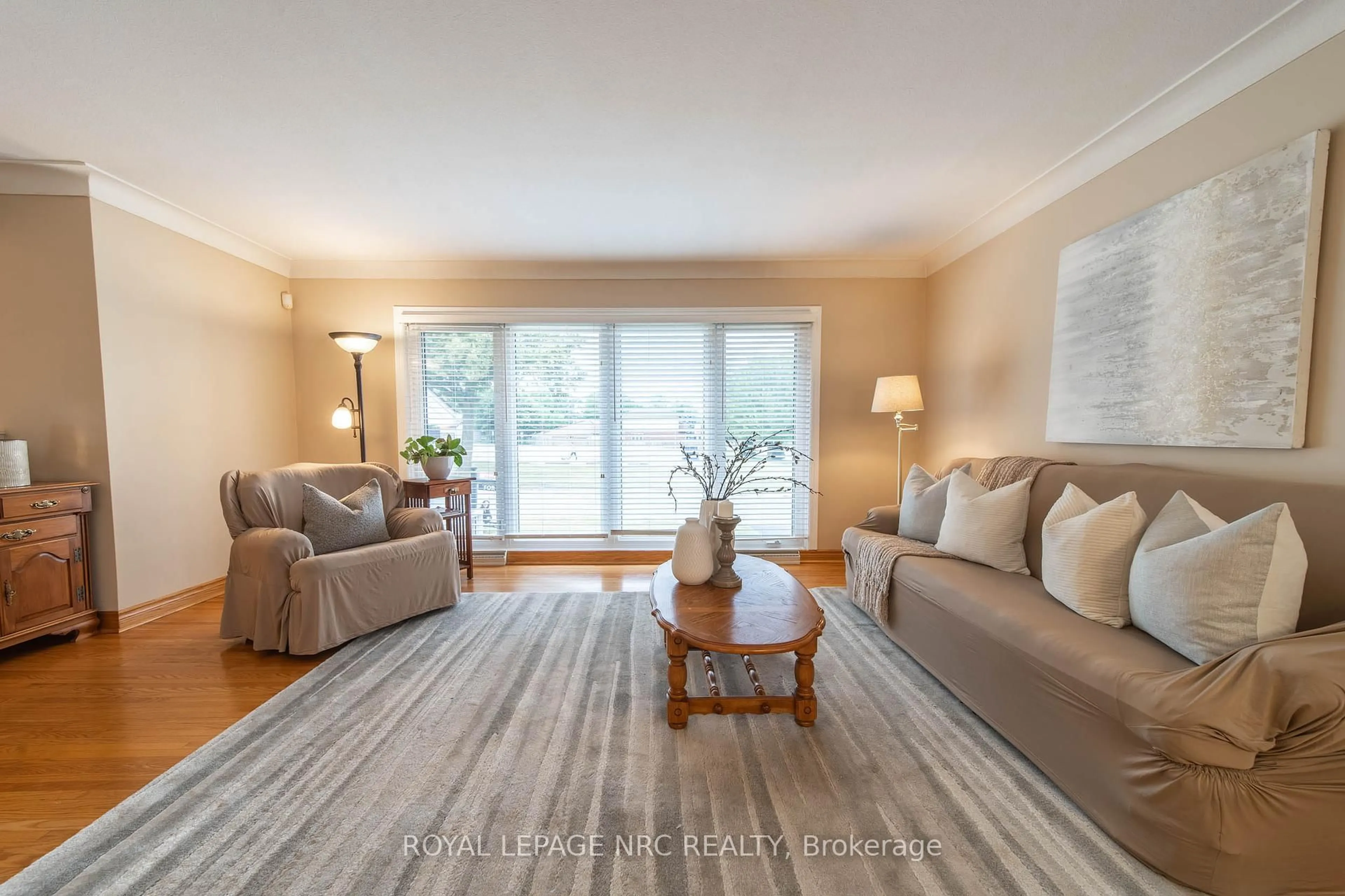 Living room with furniture, unknown for 6246 Glengate St, Niagara Falls Ontario L2E 5S3