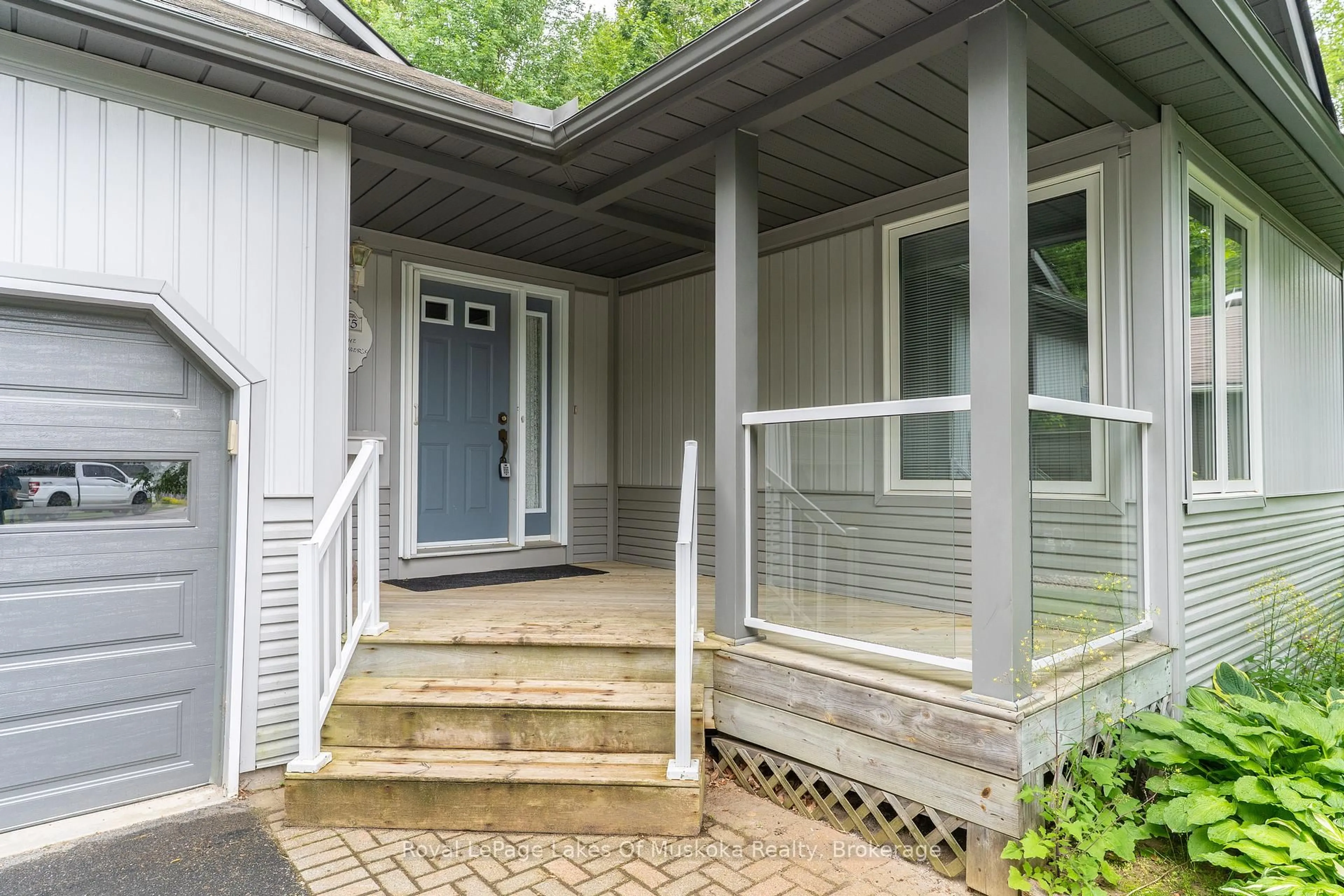 Home with vinyl exterior material, street for 25 Stonehedge Clse, Gravenhurst Ontario P1P 1Y7