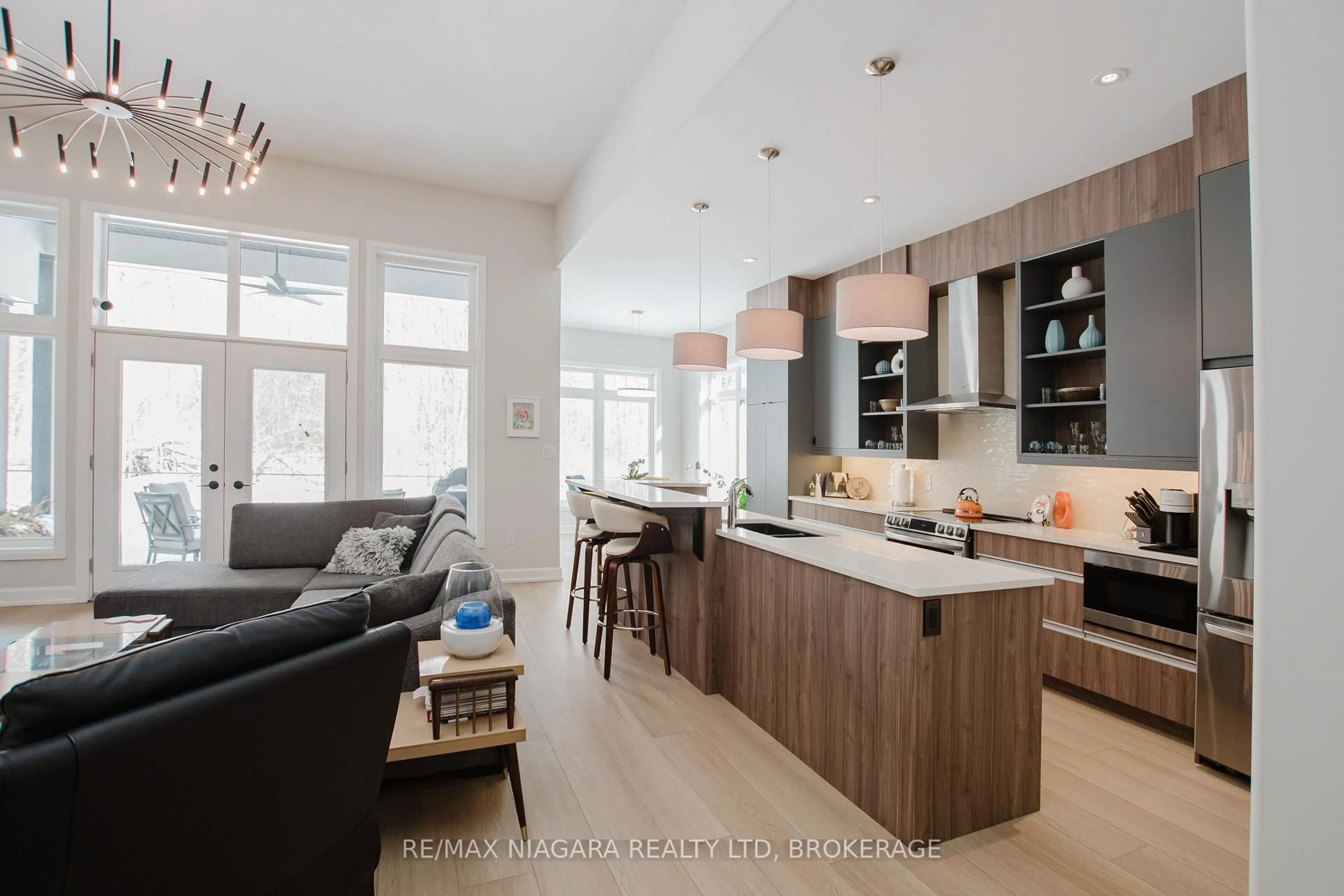 Open concept kitchen, wood/laminate floor for 3376 Whispering Woods Tr, Fort Erie Ontario L0S 1N0