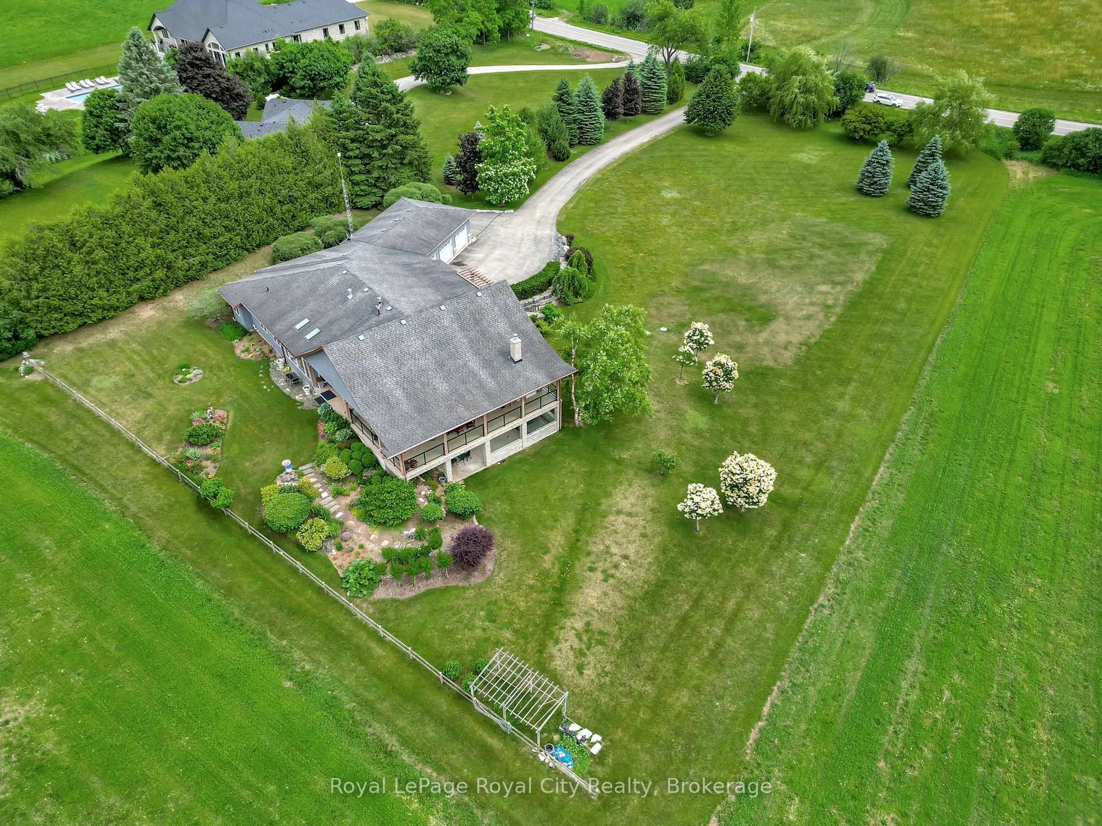 A pic from outside/outdoor area/front of a property/back of a property/a pic from drone, unknown for 7122 Gore Rd, Puslinch Ontario N0B 2J0