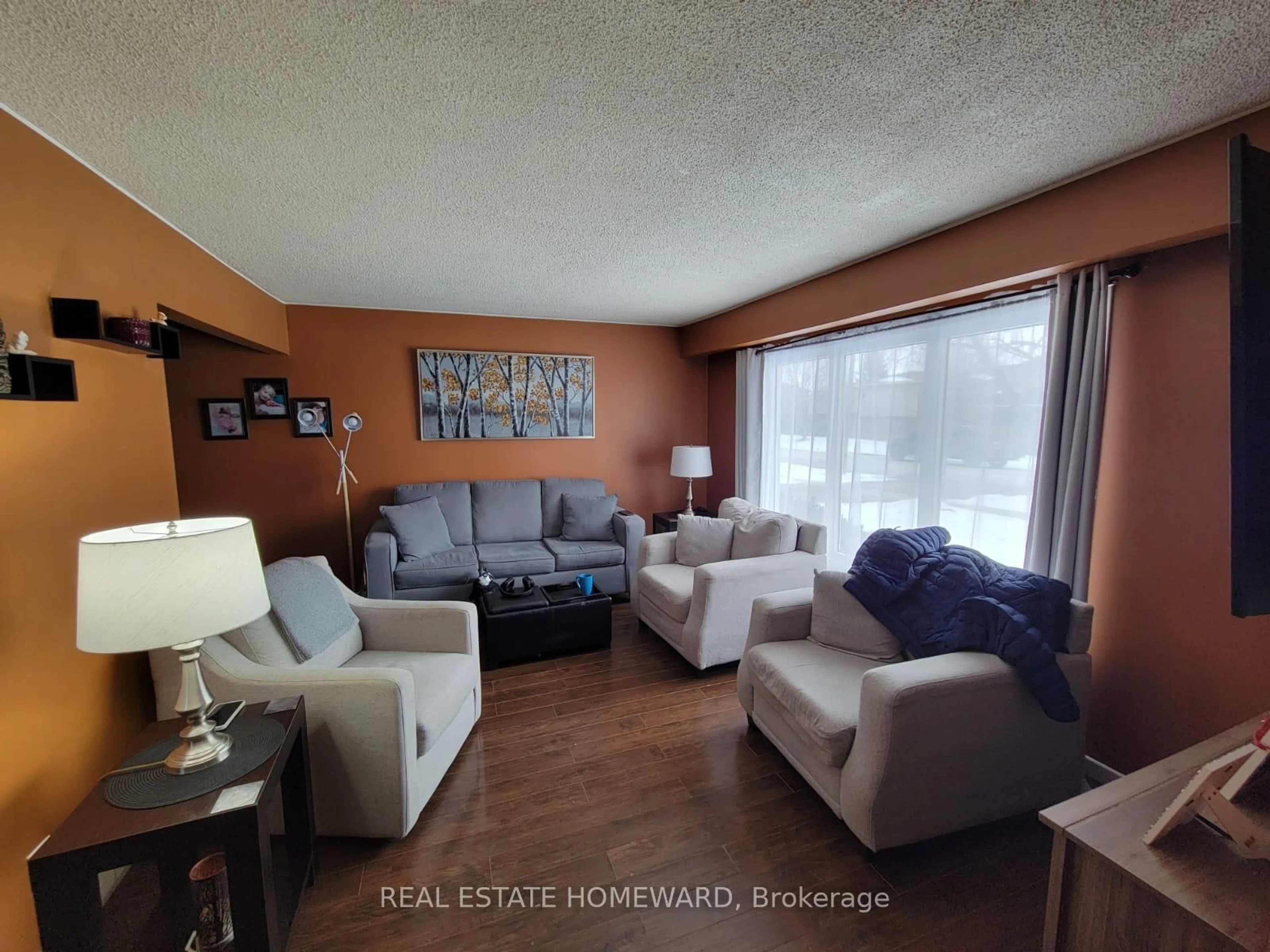 Living room with furniture, wood/laminate floor for 22 Nottingham St, Thorold Ontario L2V 4G1
