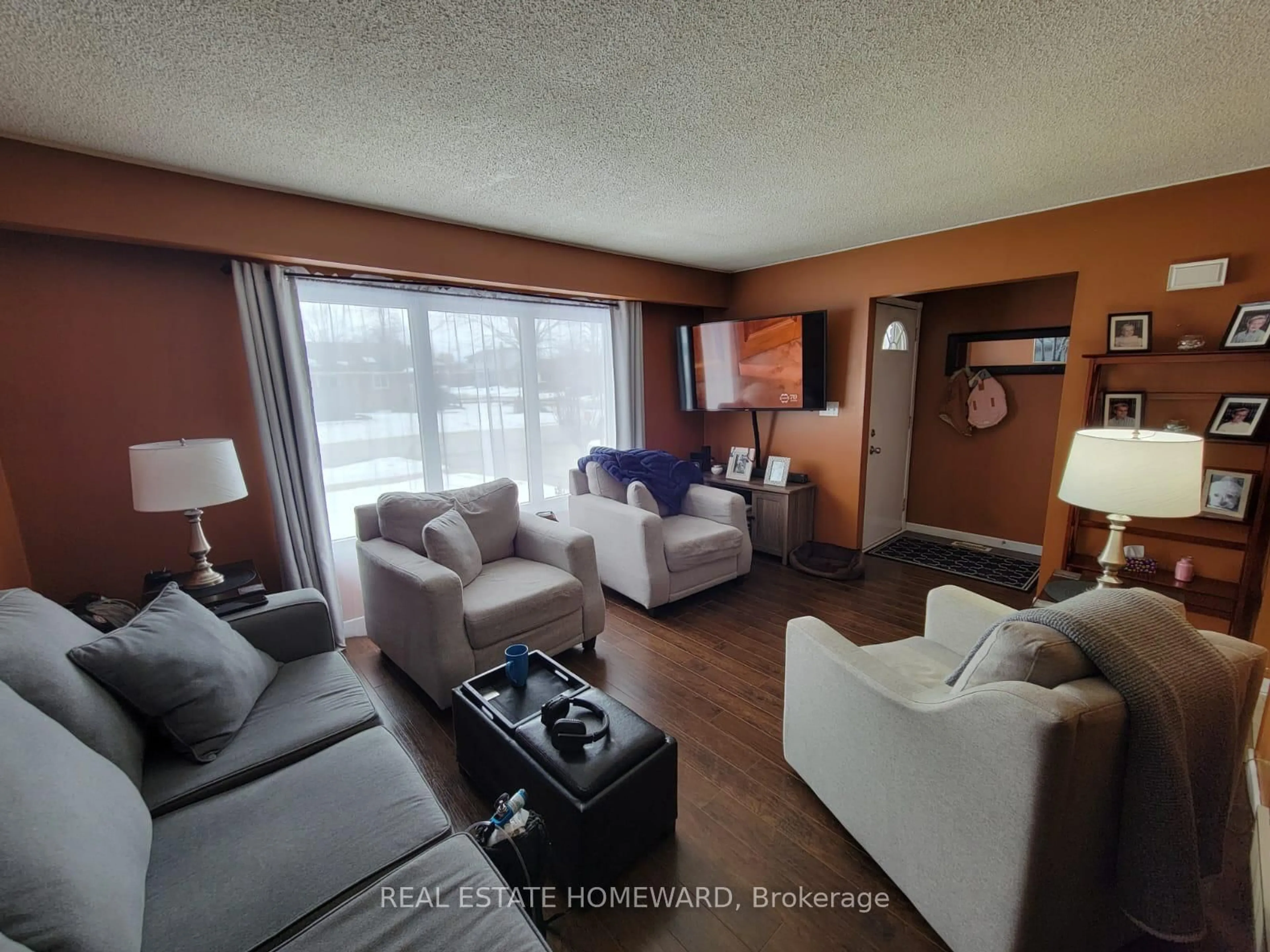 Living room with furniture, unknown for 22 Nottingham St, Thorold Ontario L2V 4G1