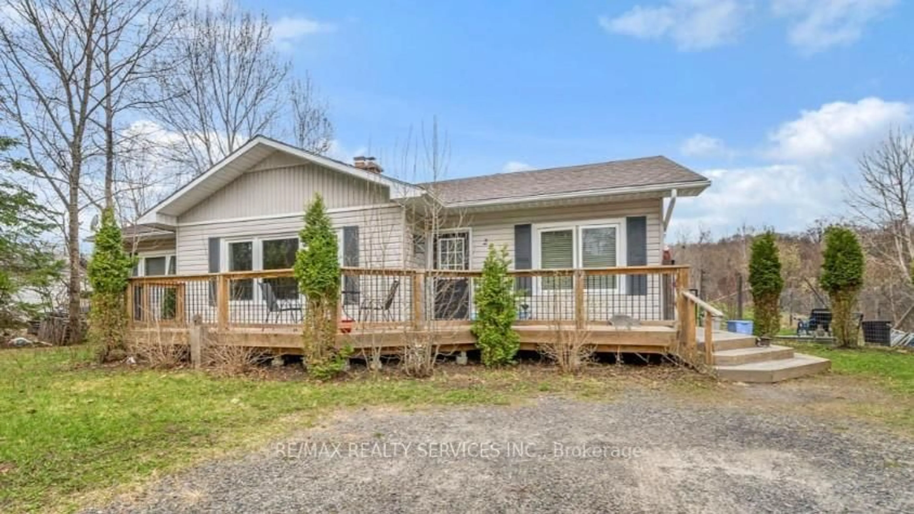 Home with vinyl exterior material, unknown for 28 Shay Rd, Huntsville Ontario P1H 1L2