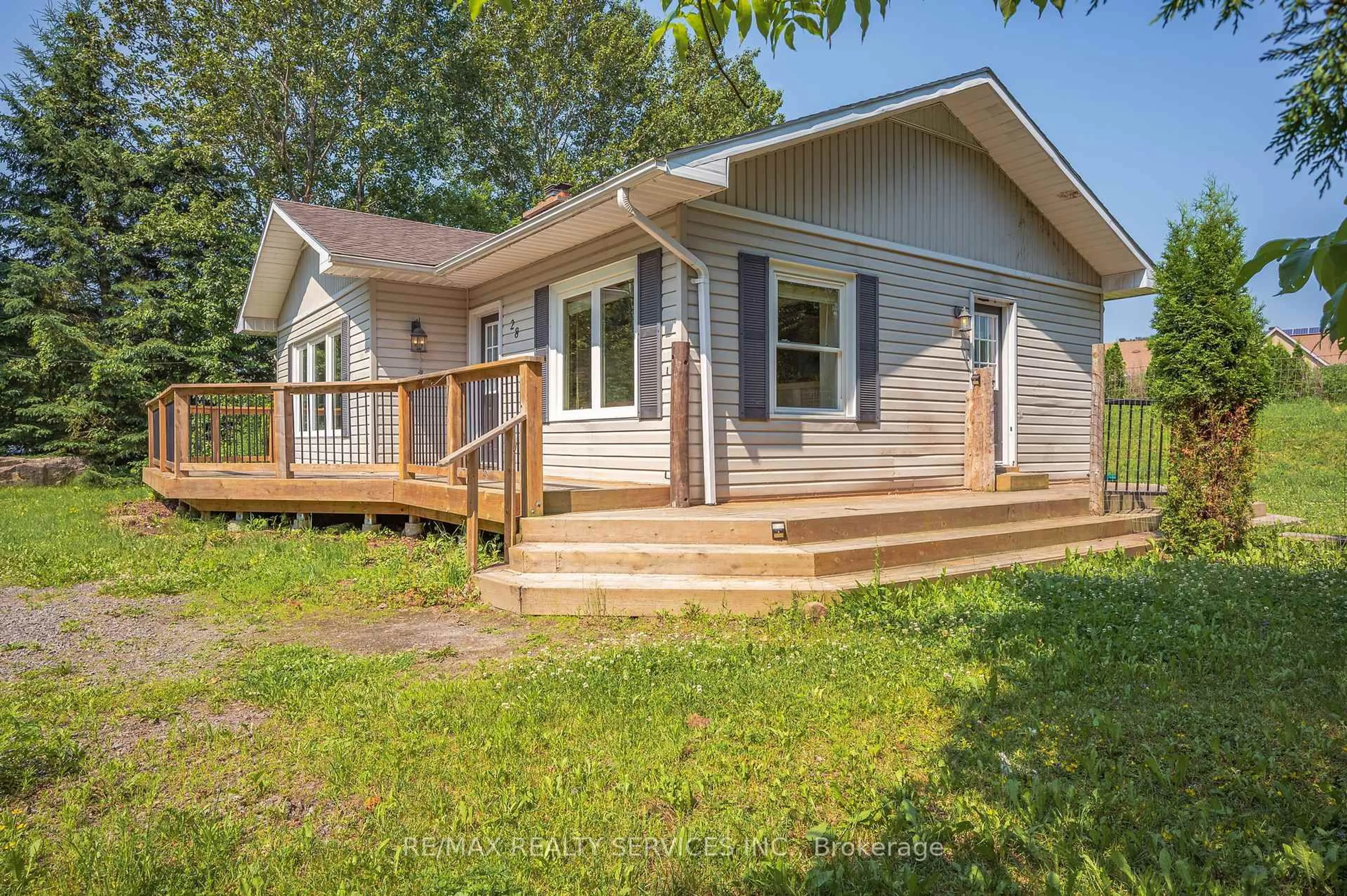 Home with vinyl exterior material, street for 28 Shay Rd, Huntsville Ontario P1H 1L2