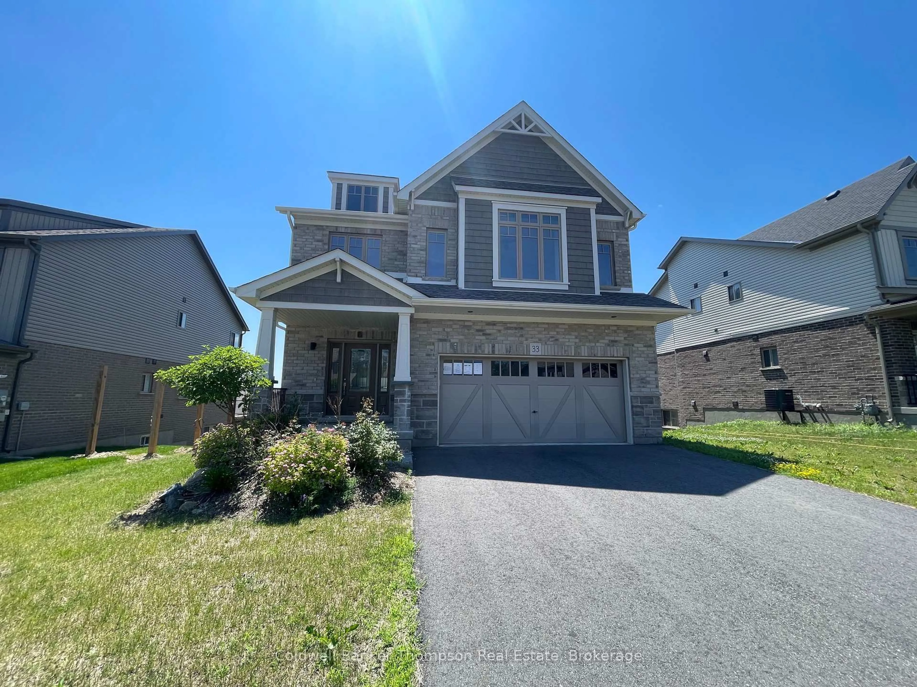 A pic from outside/outdoor area/front of a property/back of a property/a pic from drone, street for 33 WOODSTREAM Dr, Huntsville Ontario P1H 0B7