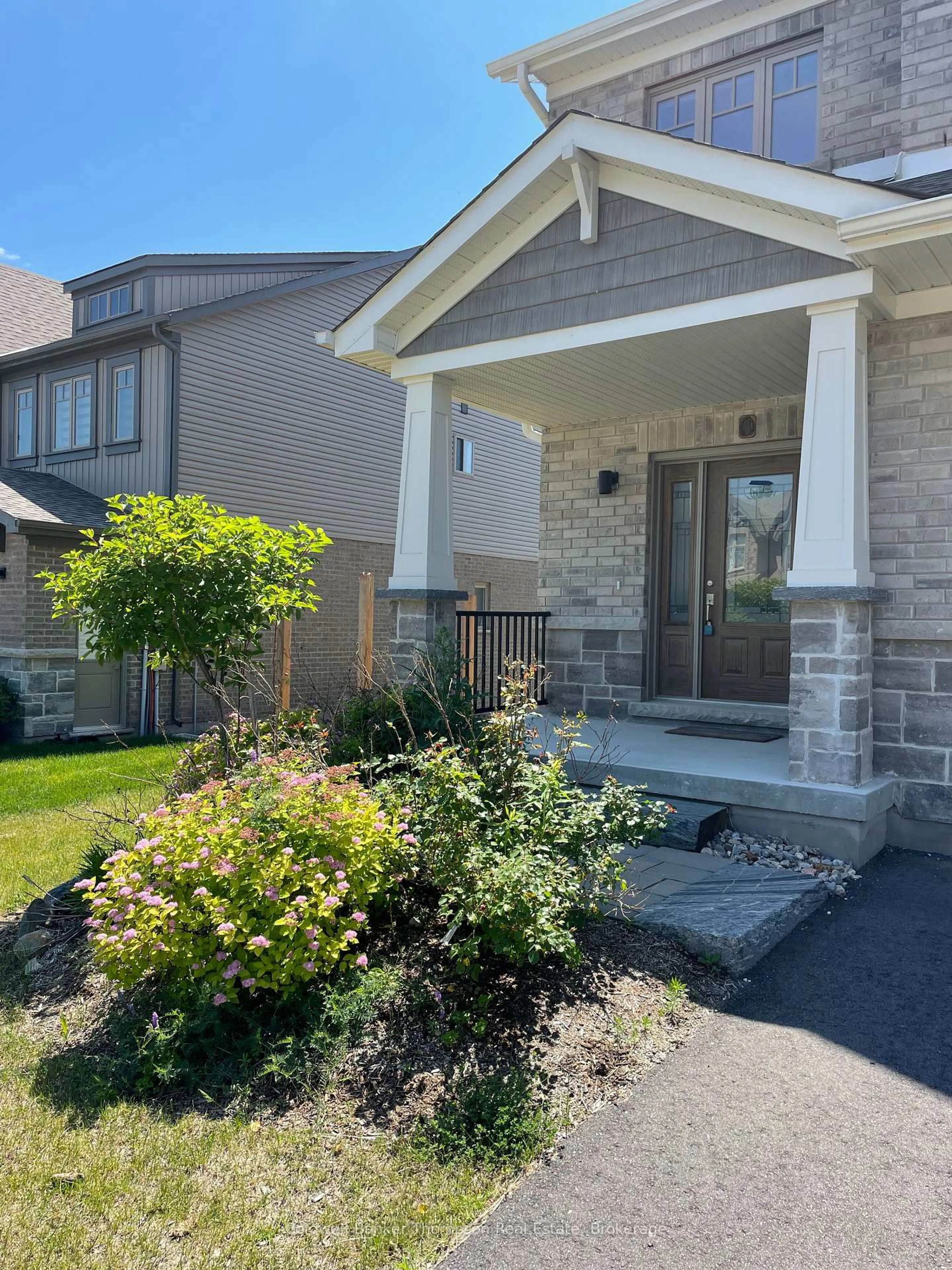 Home with brick exterior material, street for 33 WOODSTREAM Dr, Huntsville Ontario P1H 0B7