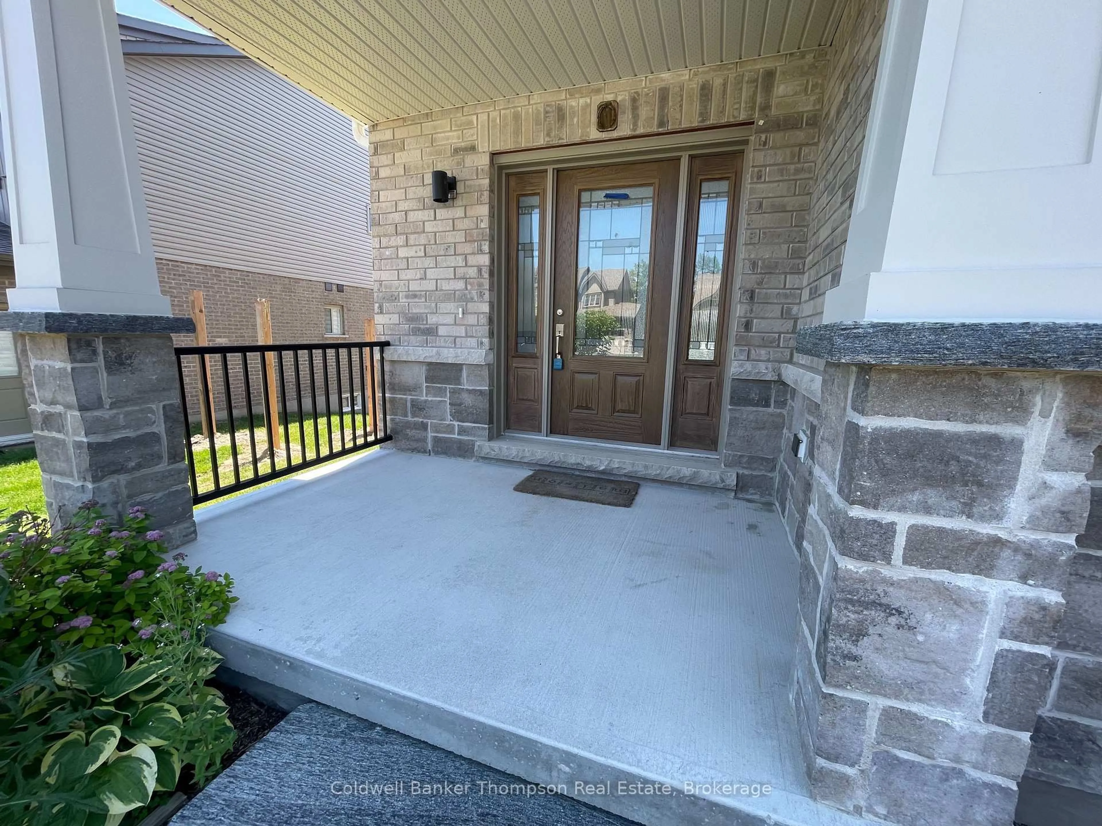 Indoor entryway for 33 WOODSTREAM Dr, Huntsville Ontario P1H 0B7