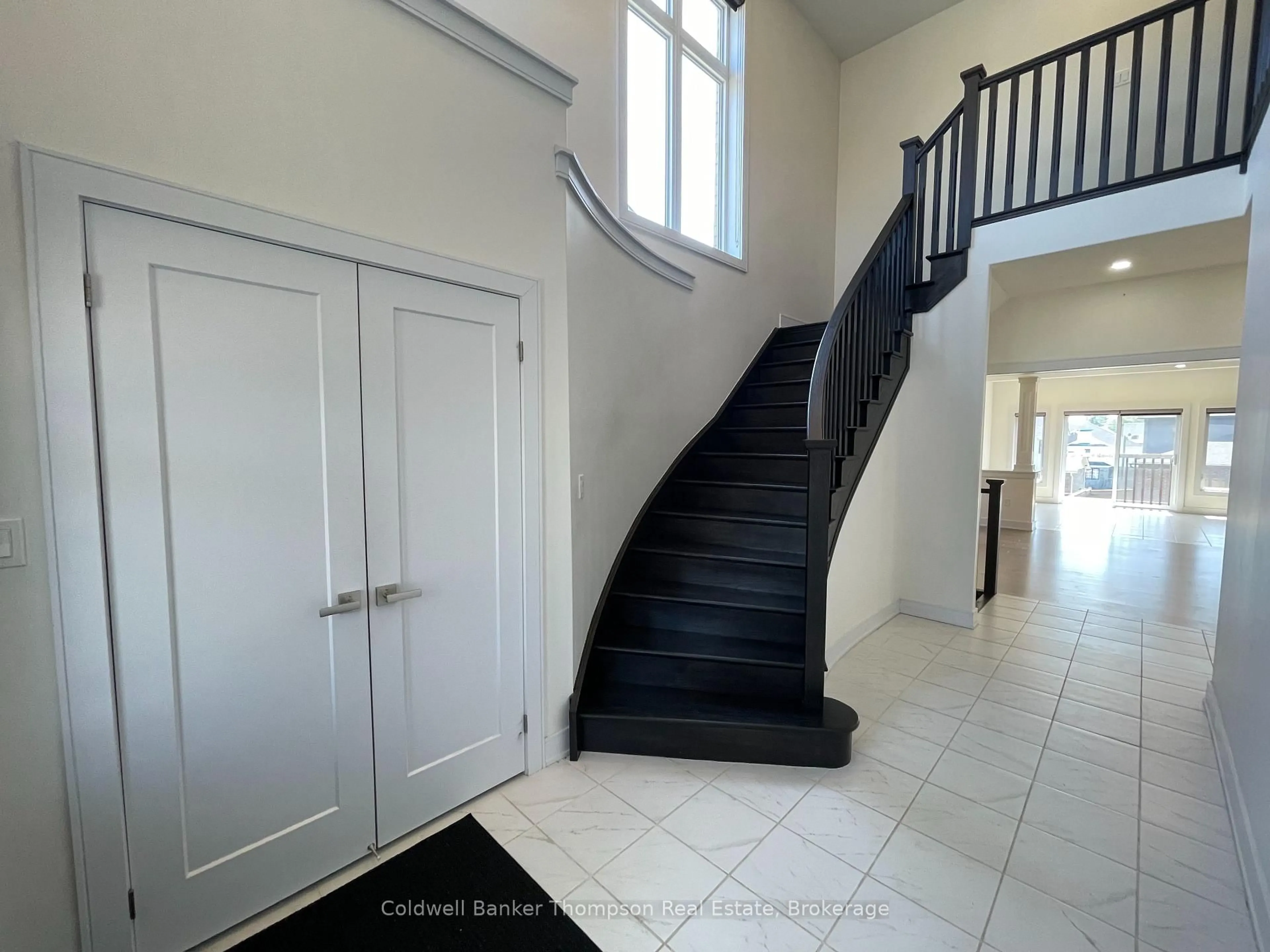 Indoor foyer for 33 WOODSTREAM Dr, Huntsville Ontario P1H 0B7