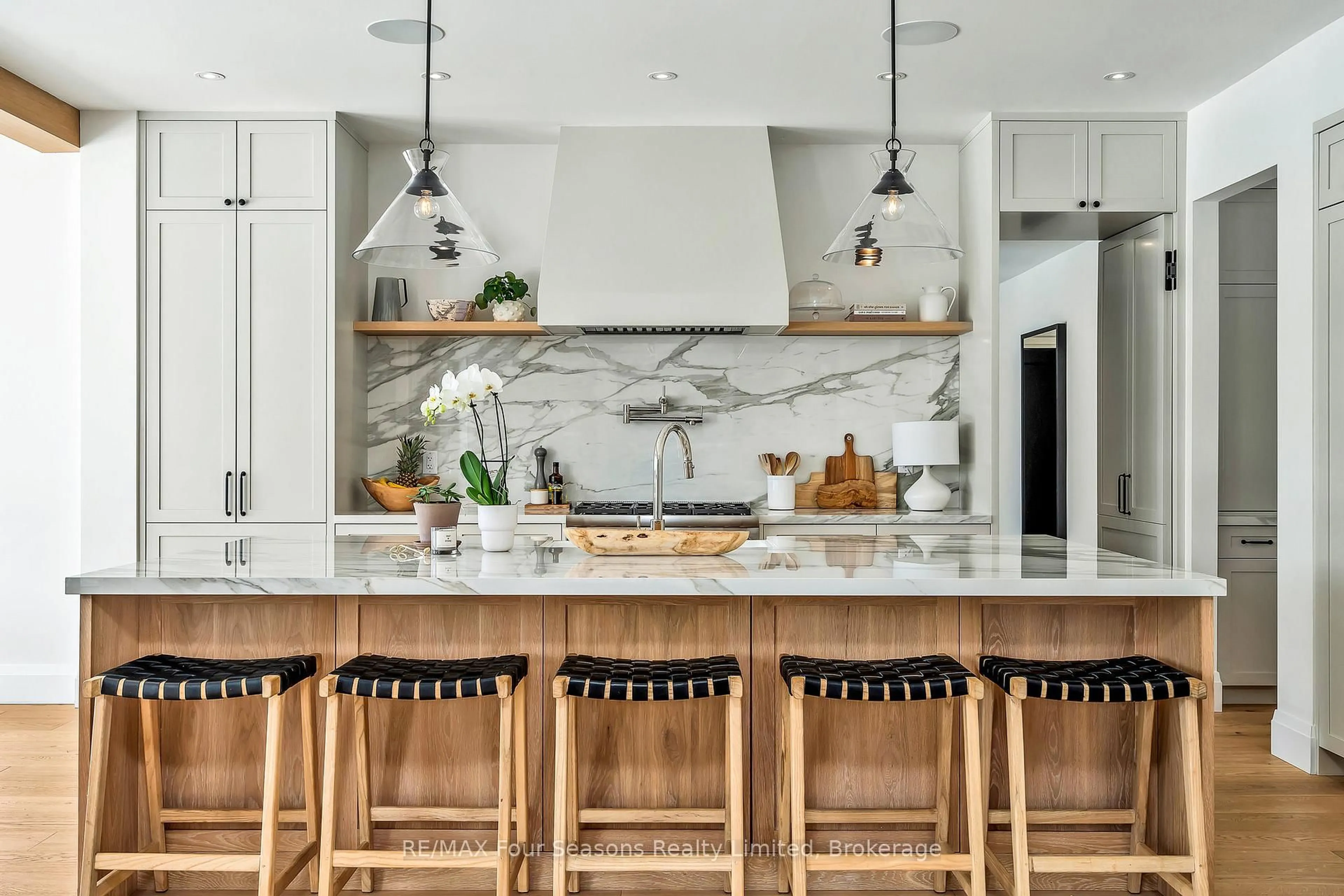 Contemporary kitchen, unknown for 111 Lendvay Ally, Blue Mountains Ontario L9Y 0S3