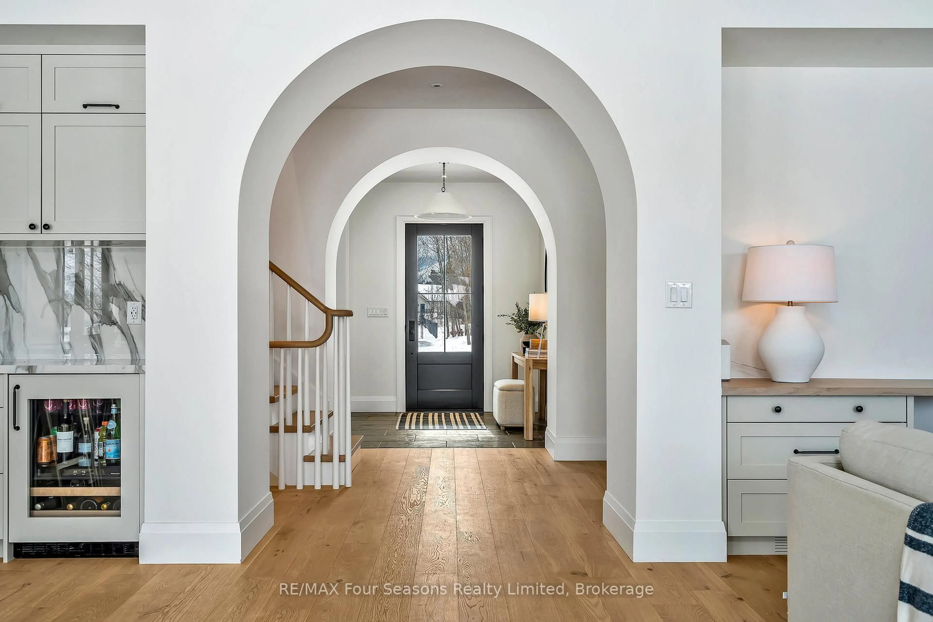 Indoor entryway for 111 Lendvay Ally, Blue Mountains Ontario L9Y 0S3