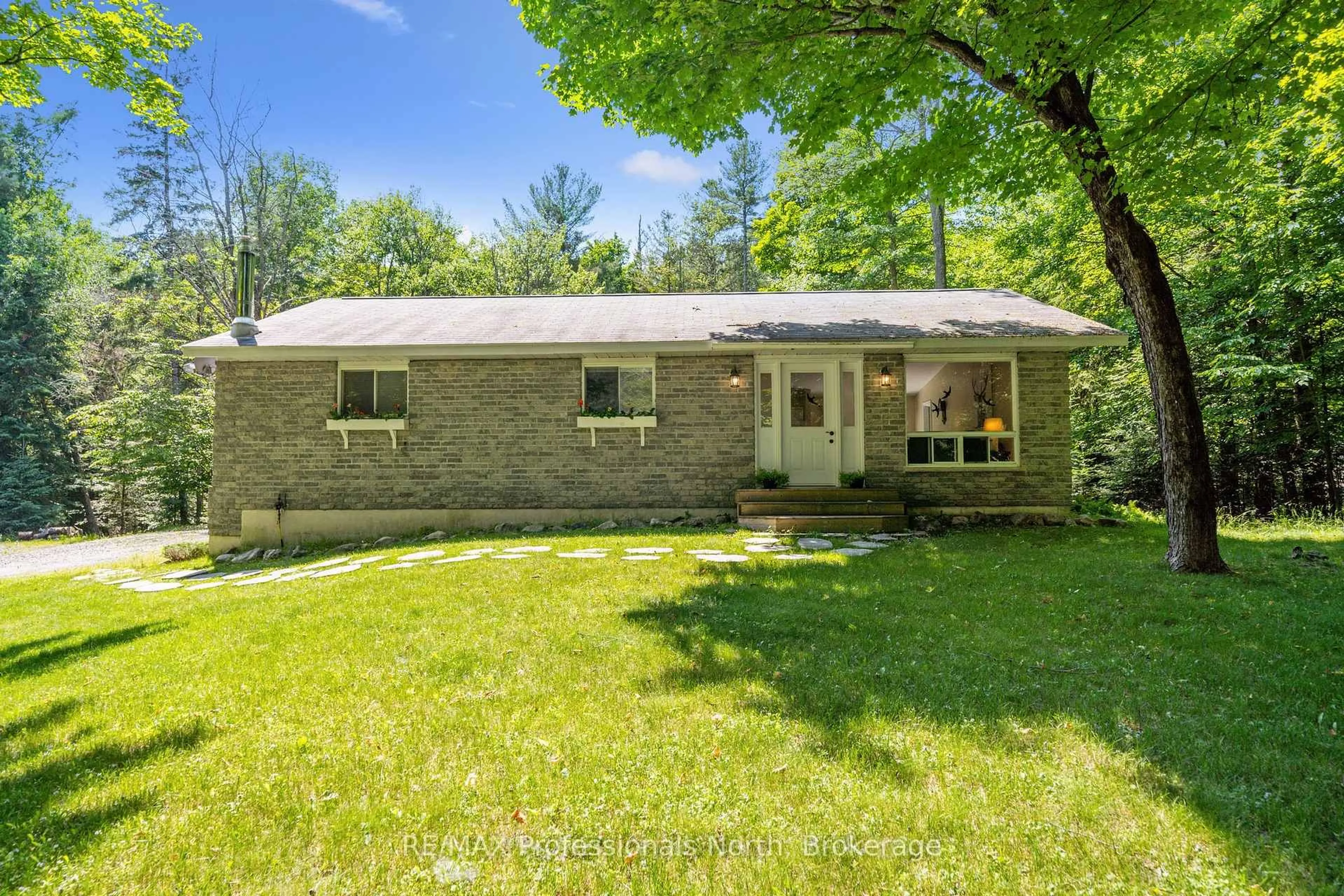 A pic from outside/outdoor area/front of a property/back of a property/a pic from drone, street for 504 South Waseosa Lake Rd, Huntsville Ontario P1H 2N5